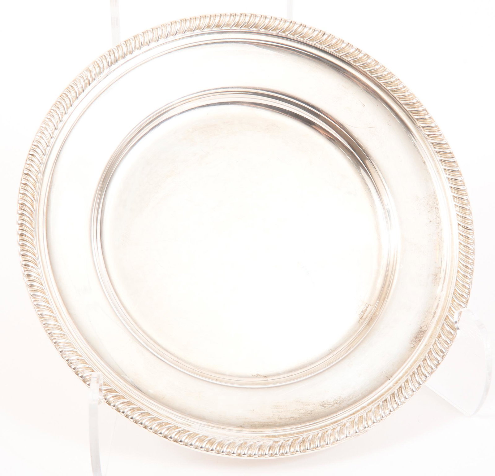 FISHER STERLING SILVER KENT PATTERN BREAD PLATE: FISHER STERLING SILVER KENT PATTERN BREAD PLATE Sterling silver bread plate by Fisher, in the Kent pattern. Weight: 96.9g Size: 6.25"