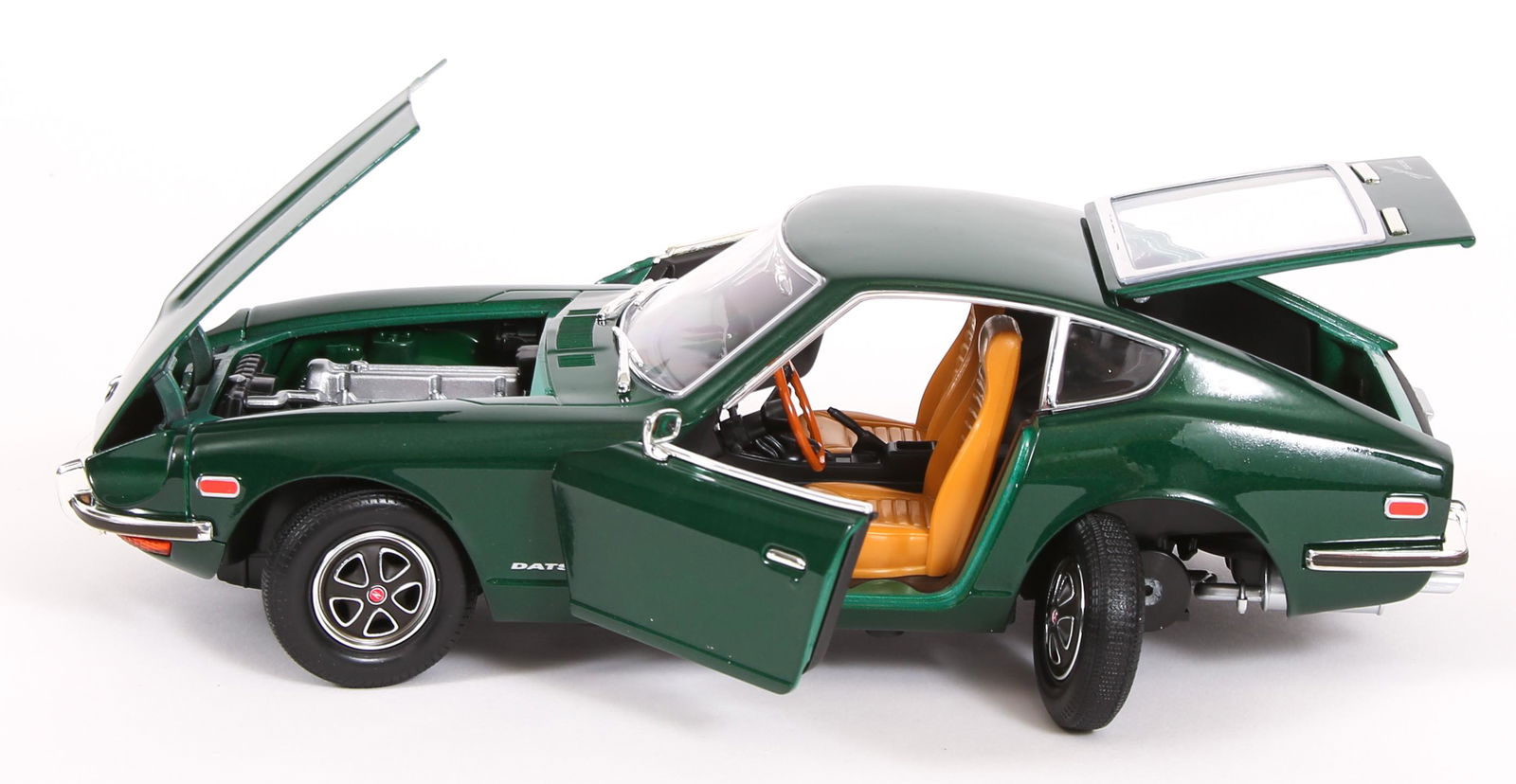 ROAD SIGNATURE 1970 DATSUN 240z MODEL CAR - GREEN: ROAD SIGNATURE 1970 DATSUN 240z MODEL CAR - GREEN Dark green Diecast metal Hood, trunk, and doors open Wheels turn Steering wheel turns front wheels Rear driver's side wheel has sn