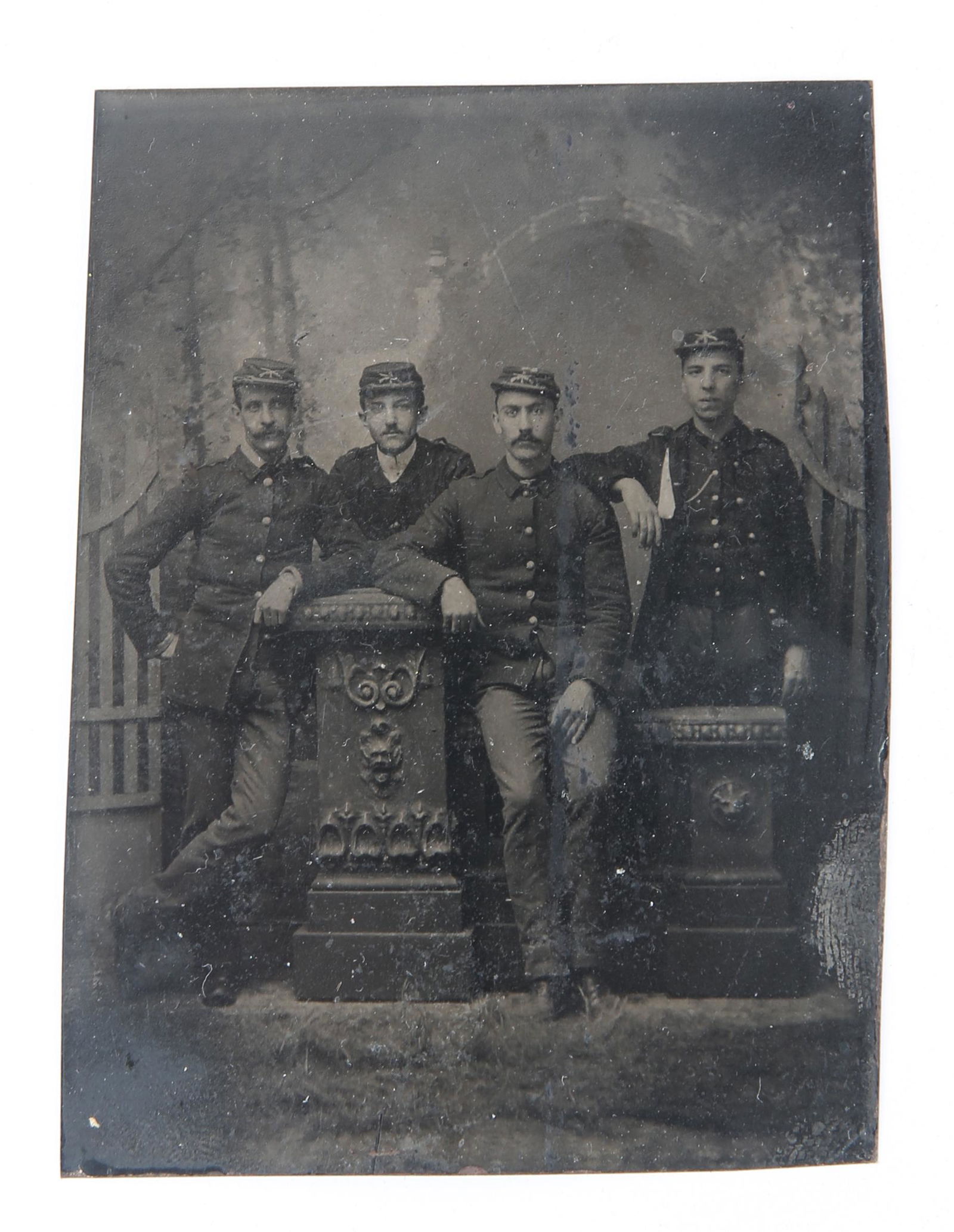 SPANISH AMERICAN WAR 1/6 TINTYPE OF 4 CAVALRY SOLDIERS: SPANISH AMERICAN WAR 1/6 TINTYPE OF 4 CAVALRY SOLDIERS Spanish-American War 1/6 tintype of four cavalry soldiers in uniform. Size: 2 3/8 x 3 1/8" Size: 2 3/8 x 3 1/8"