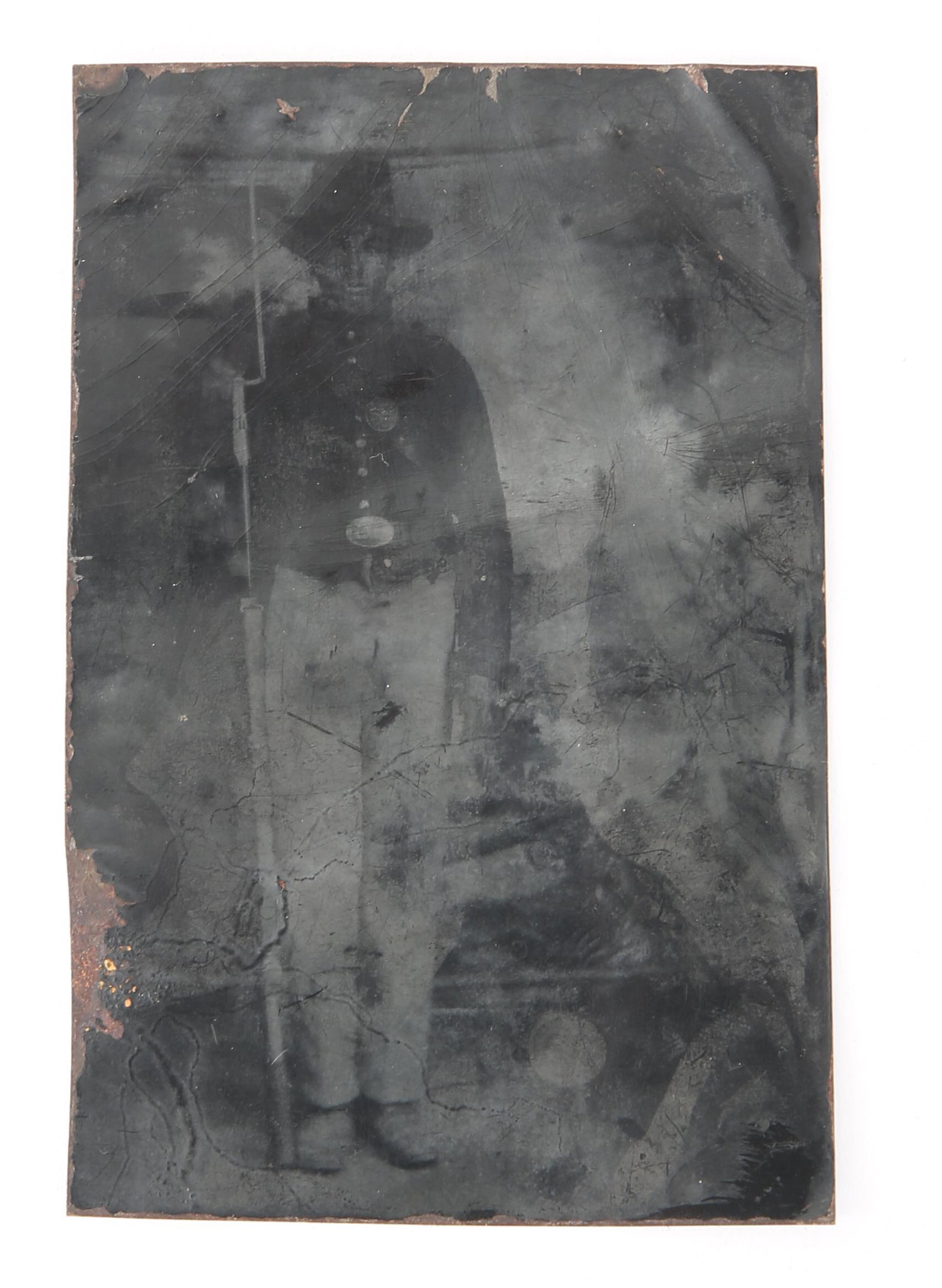 CIVIL WAR 1/6 TINTYPE UNION SOLDIER BAYONETED MUSKET: CIVIL WAR 1/6 TINTYPE UNION SOLDIER BAYONETED MUSKET Civil War 1/6 tintype of a uniformed Union soldier holding a bayoneted musket and wearing a Hardee hat. Size: 2 5/8 x 3 7/8". Size: 2 5/8 x 3 7/8"