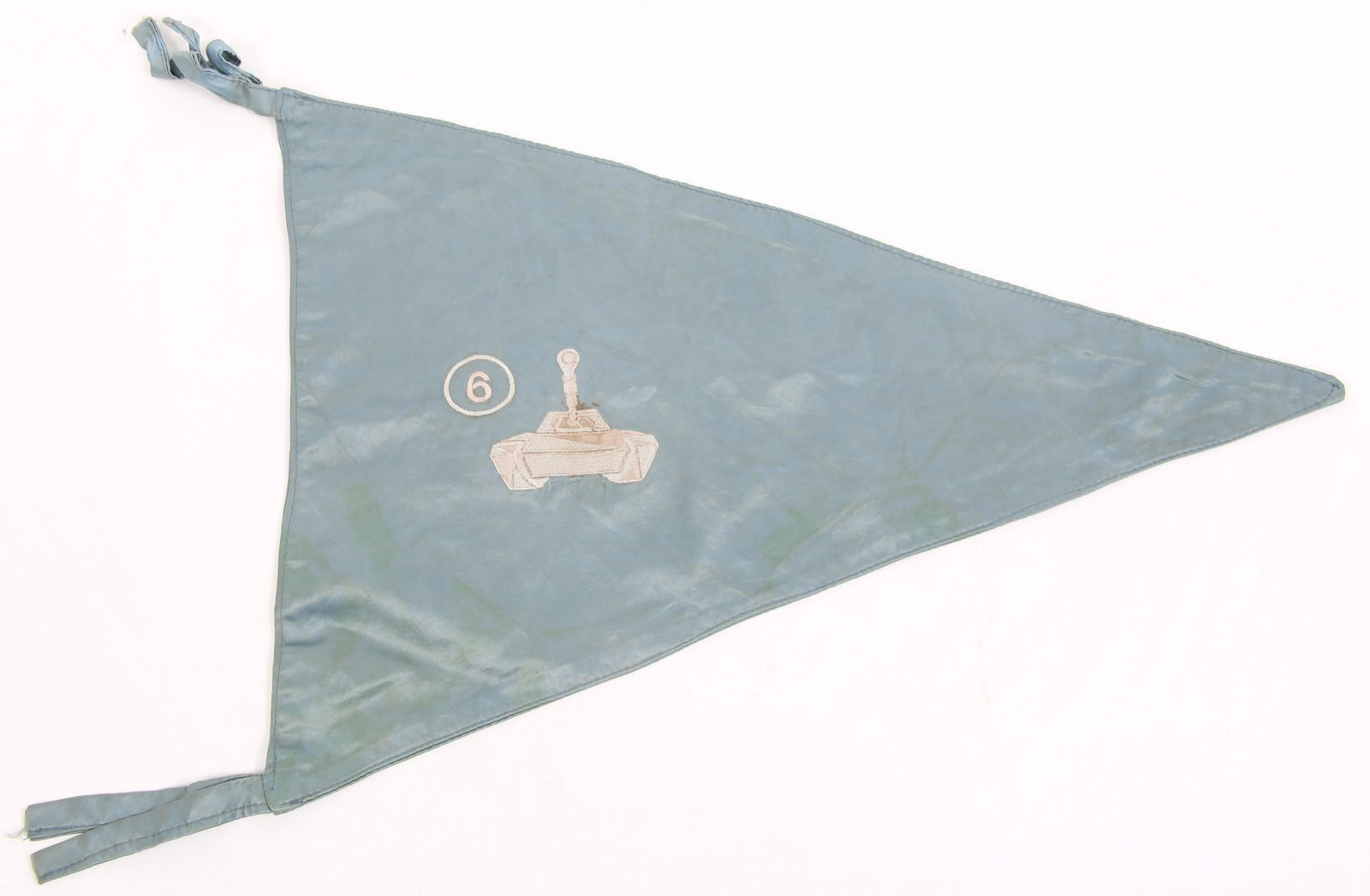 SOUTH VIETNAMESE POST-WAR TANK UNIT PENNANT: SOUTH VIETNAMESE POST-WAR TANK UNIT PENNANT South Vietnamese post-war tank unit pennant, with embroidered tank and number 6. 15 x 20"