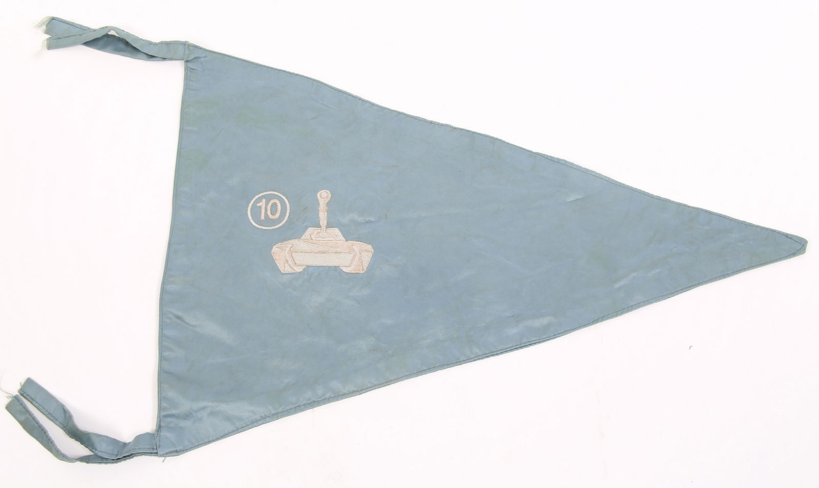 SOUTH VIETNAMESE POST-WAR TANK UNIT PENNANT: SOUTH VIETNAMESE POST-WAR TANK UNIT PENNANT South Vietnamese post-war tank unit pennant, with embroidered tank and number 10. 15 x 20"