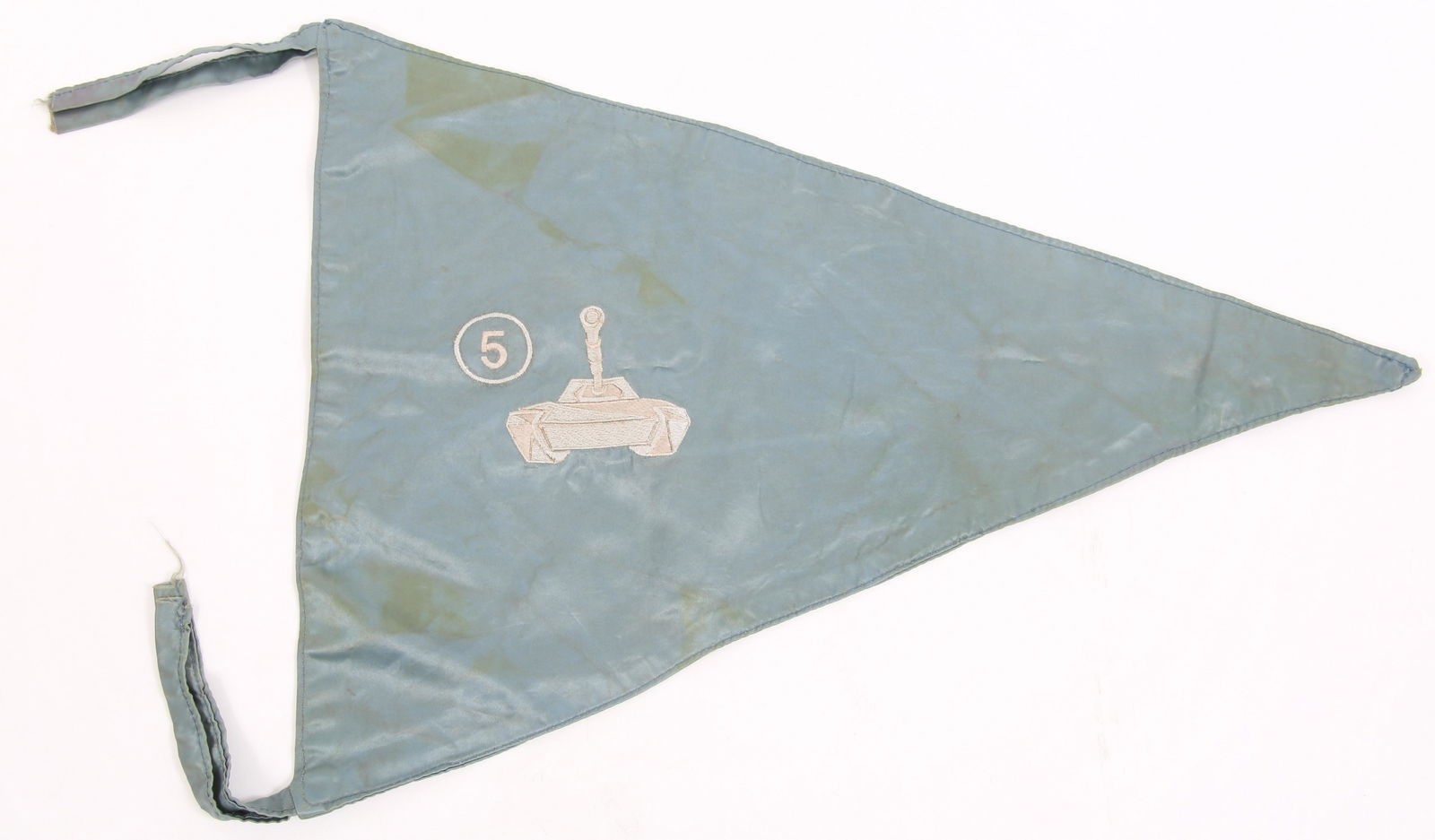 SOUTH VIETNAMESE POST-WAR TANK UNIT PENNANT: SOUTH VIETNAMESE POST-WAR TANK UNIT PENNANT South Vietnamese post-war tank unit pennant, with embroidered tank and number 5. 15 x 19.5"