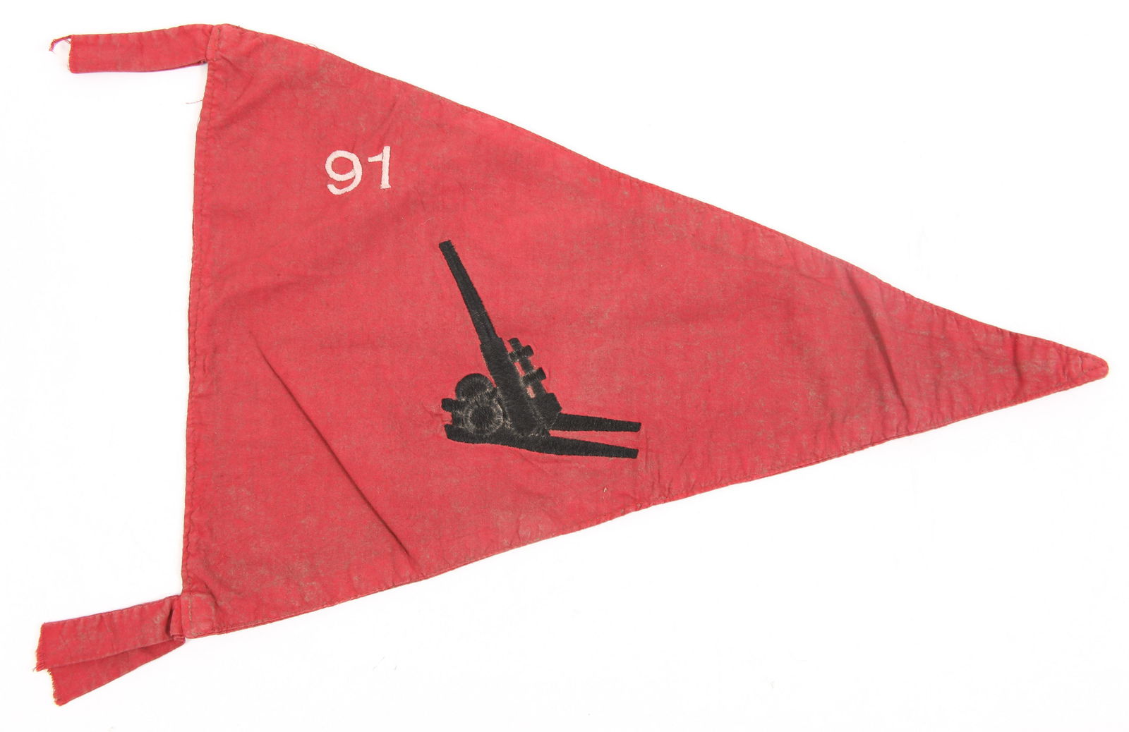 SOUTH VIETNAMESE POST-WAR ARTILLERY UNIT PENNANT: SOUTH VIETNAMESE POST-WAR ARTILLERY UNIT PENNANT South Vietnamese post-war tank unit pennant, with embroidered artillery gun and number 91. 11.5 x 16"