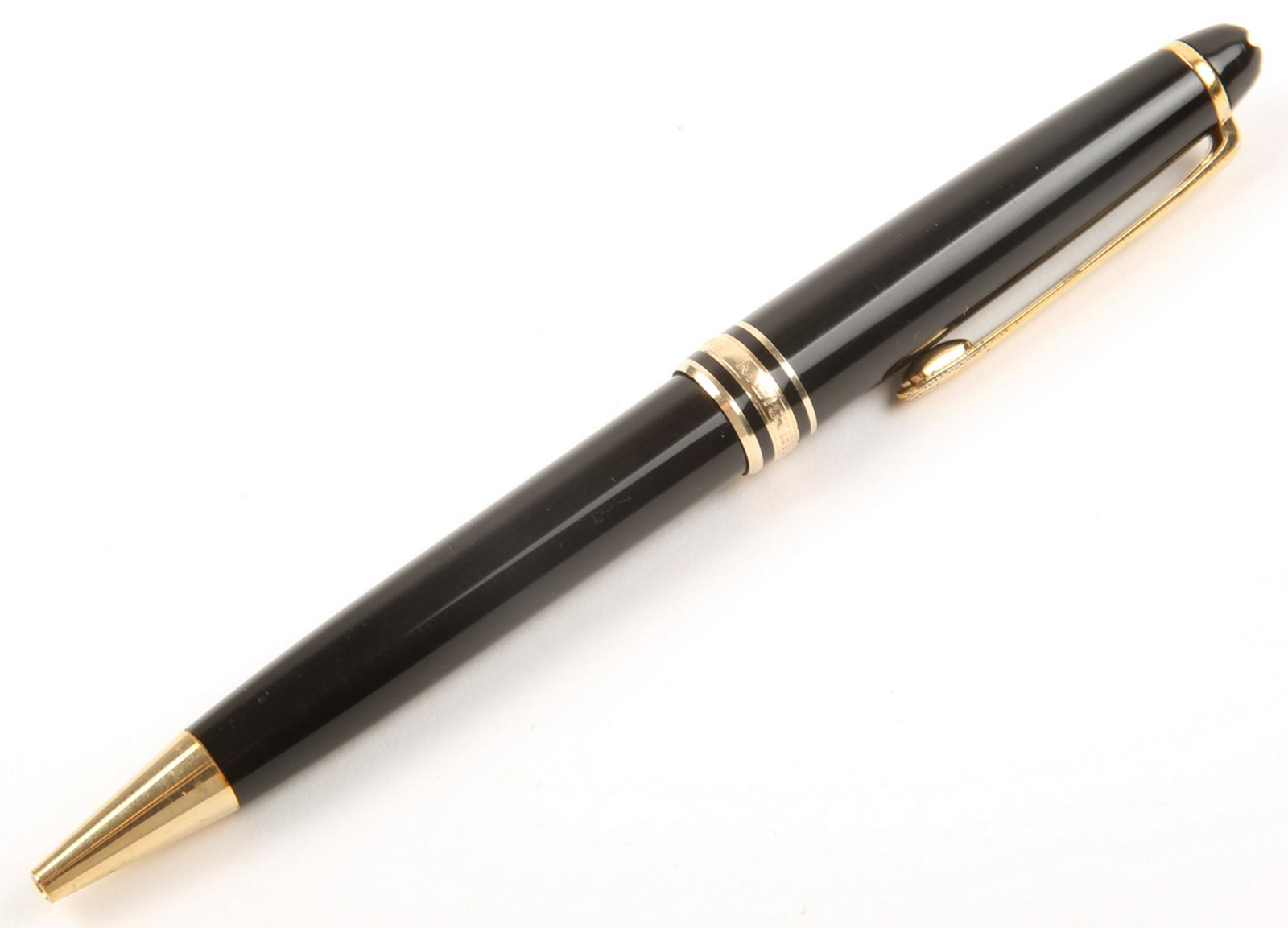 MONTBLANC MEISTERSTUCK CLASSIQUE GOLD-COATED PEN: MONTBLANC MEISTERSTUCK CLASSIQUE GOLD-COATED PEN Montblanc Meisterstuck Classique gold-coated ballpoint pen. Total length approximately 5.5". Weight: 22.4g. Size: 5.5"
