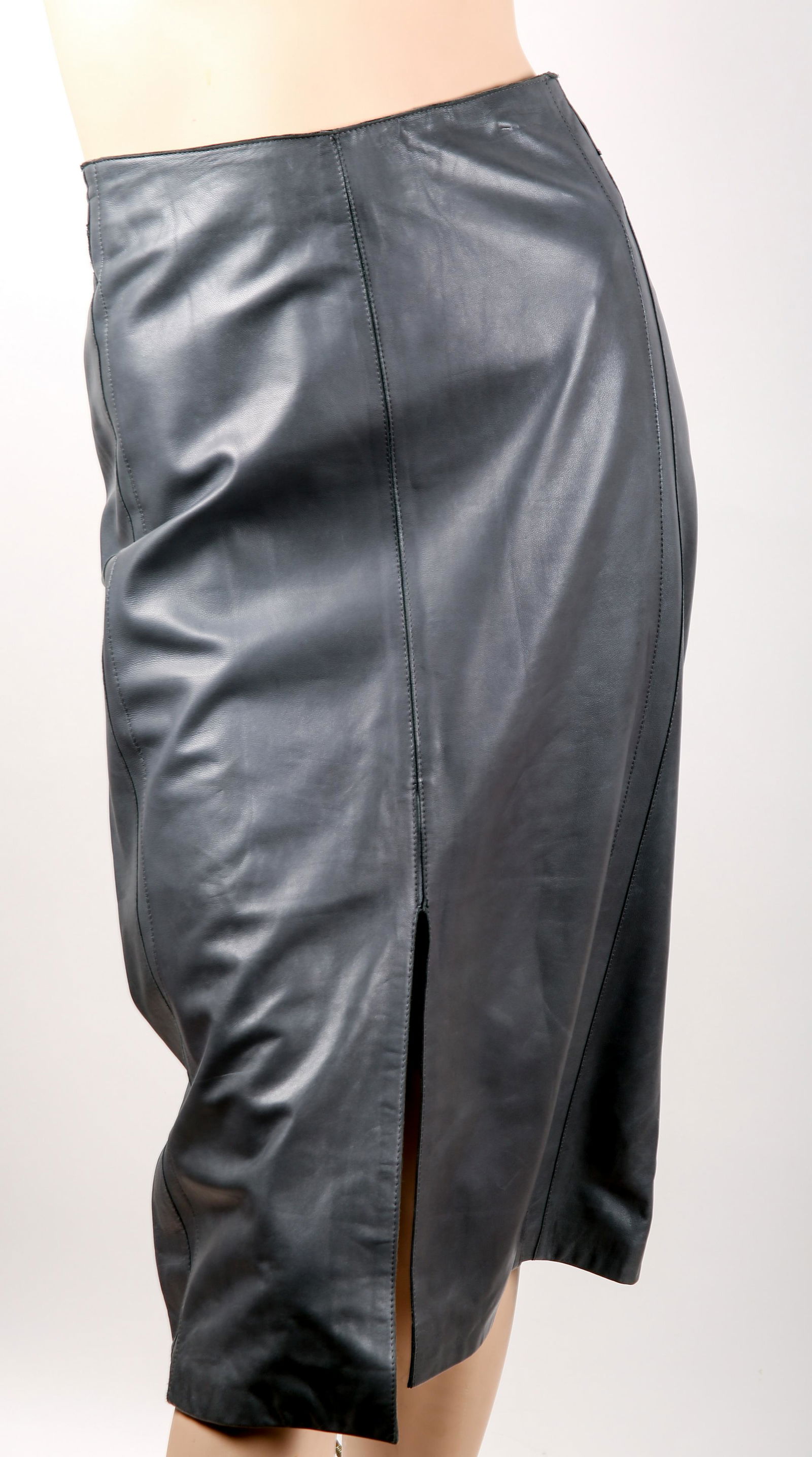 BURBERRY PRORSUM GRAY LEATHER PENCIL SKIRT: BURBERRY PRORSUM GRAY LEATHER PENCIL SKIRT Burberry designer Prorsum gray leather pencil skirt, chevron form seaming along back waist, with 11.25" front center slit and back zip closure. Measurements: