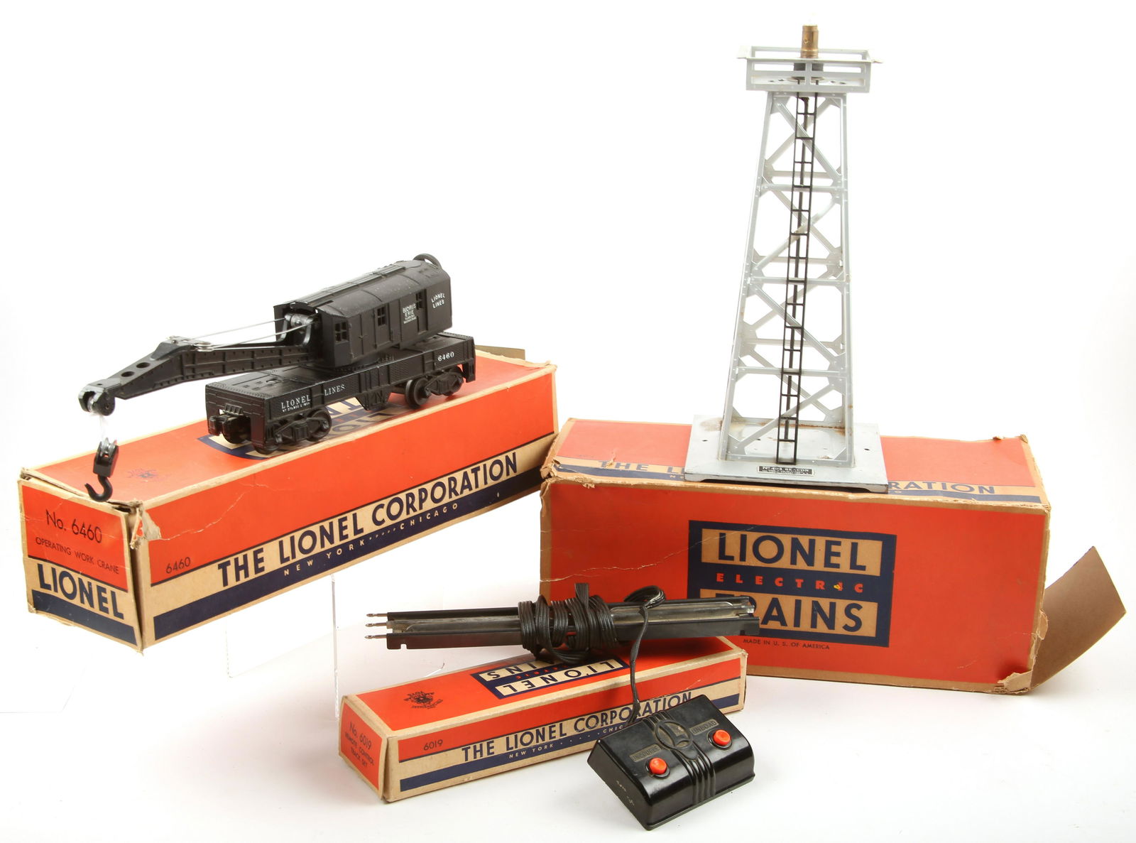 LIONEL TOY TRAIN PARTS - ROTATING BEACON RC SET CRANE: LIONEL TOY TRAIN PARTS - ROTATING BEACON RC SET CRANE To include 494 Rotating Beacon, 6019 Remote Control Track Set, and 6460 Operating Work Crane. Size: 8-12"