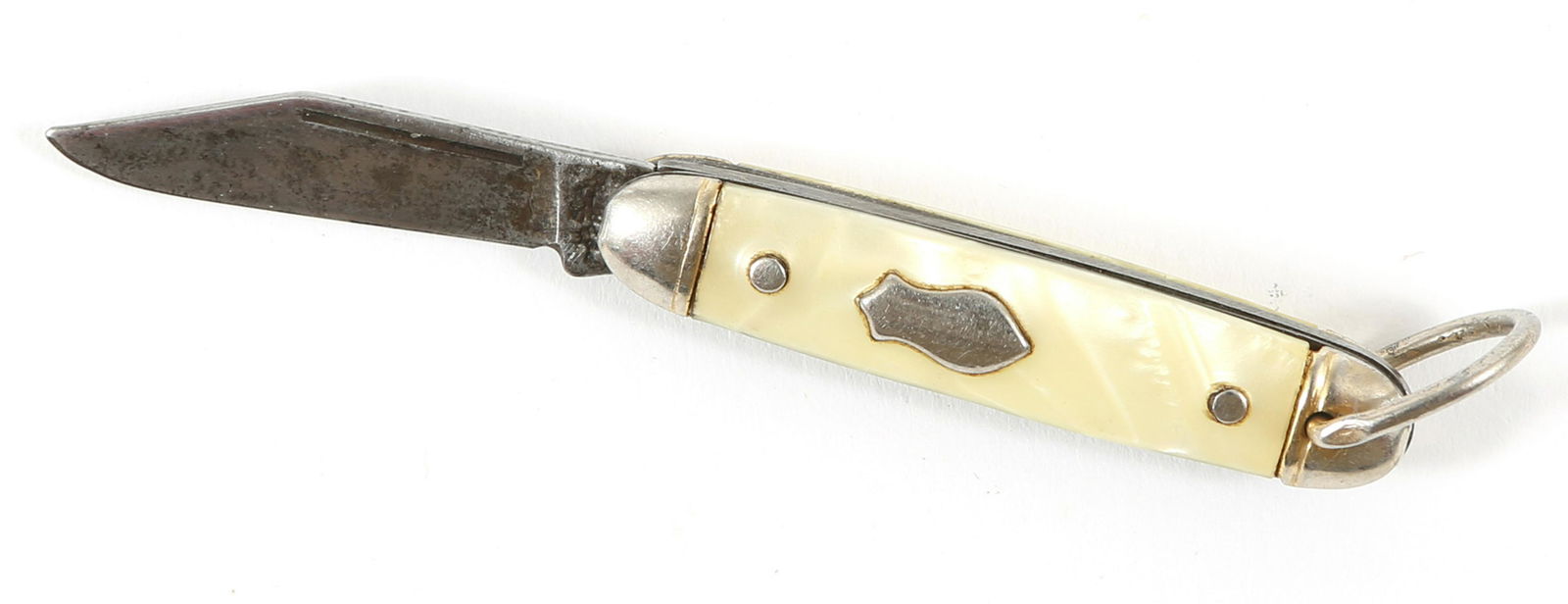 MINIATURE IMPERIAL KEYCHAIN POCKETKNIFE: MINIATURE IMPERIAL KEYCHAIN POCKETKNIFE Miniature keychain pocketknife or penknife made by Imperial USA, imitation mother of pearl scales, single 1" blade, marked P2281782 on tang. Size: 1.5"