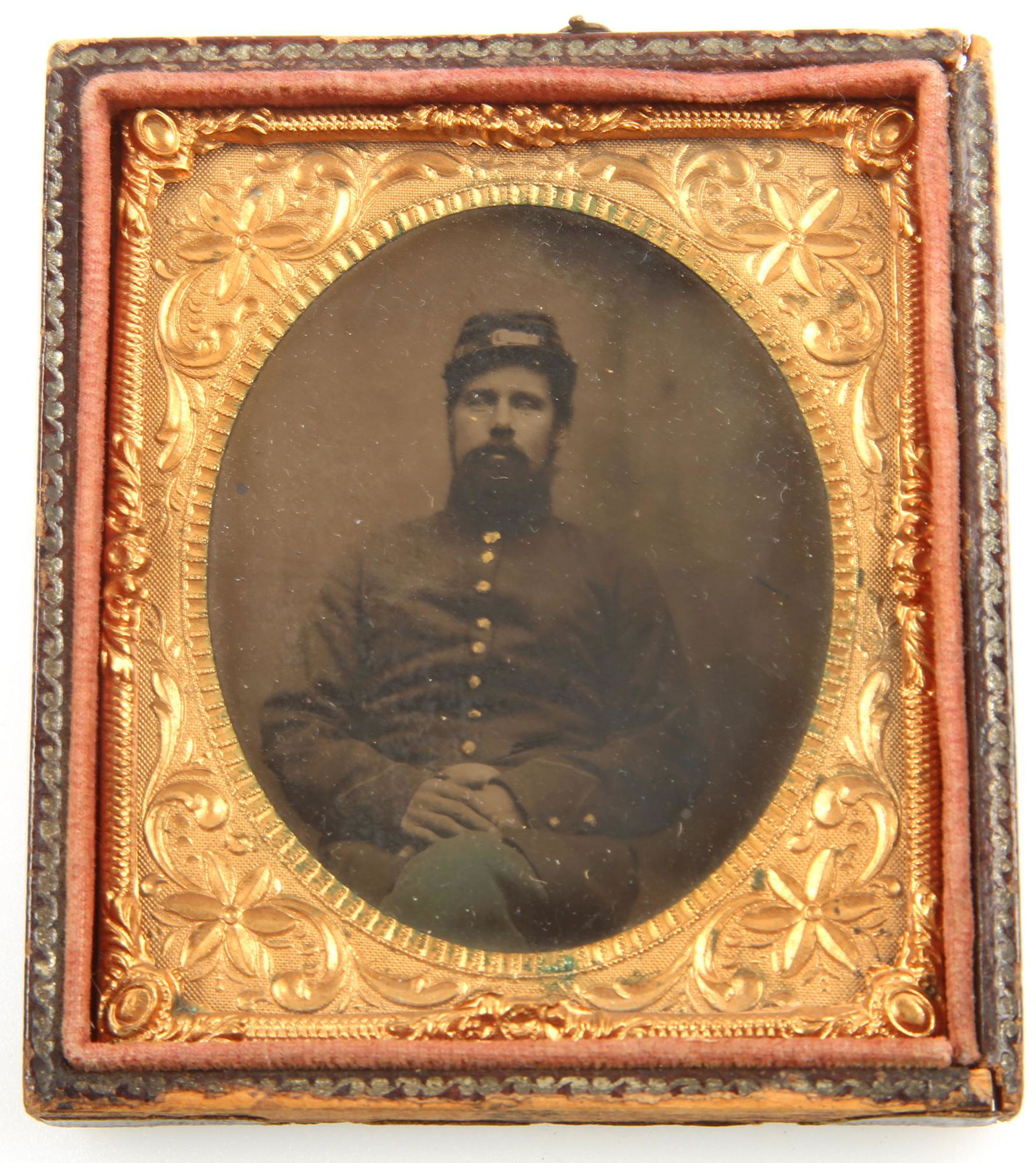 CIVIL WAR 1/6 PLATE TINTYPE OF A SOLDIER IN UNIFORM (1 of 2)