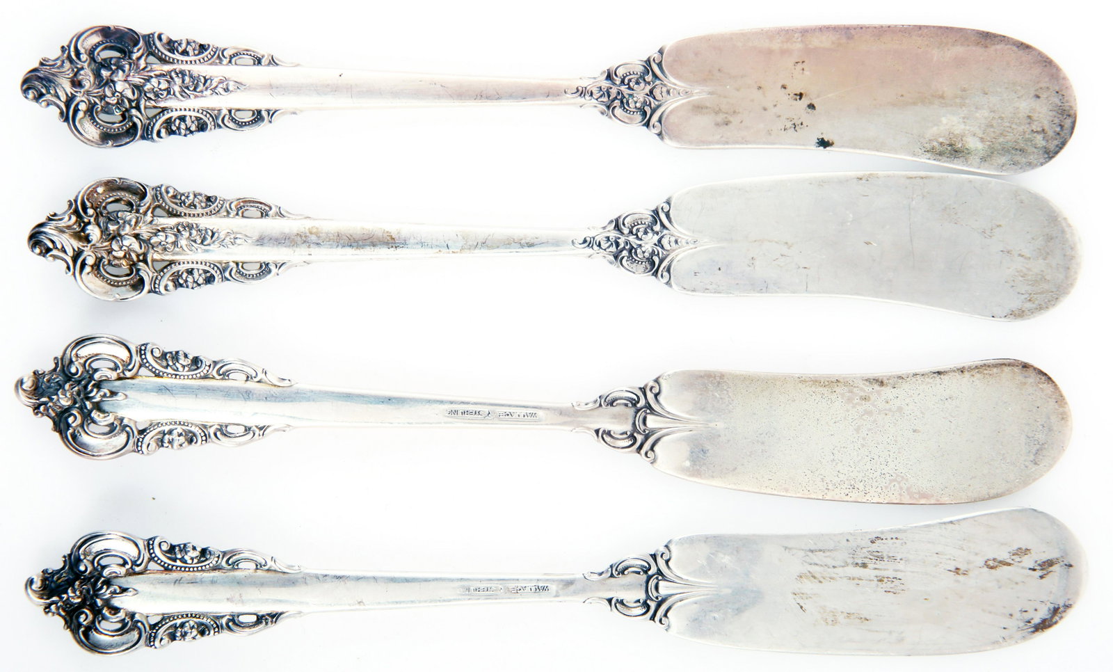 WALLACE STERLING SILVER GRANDE BAROQUE BUTTER SPREADERS: WALLACE STERLING SILVER GRANDE BAROQUE BUTTER SPREADERS Wallace sterling silver flat butter spreaders, in the Grande Baroque pattern. Lot of 4. Size: 6.25" Weight: 133.4g