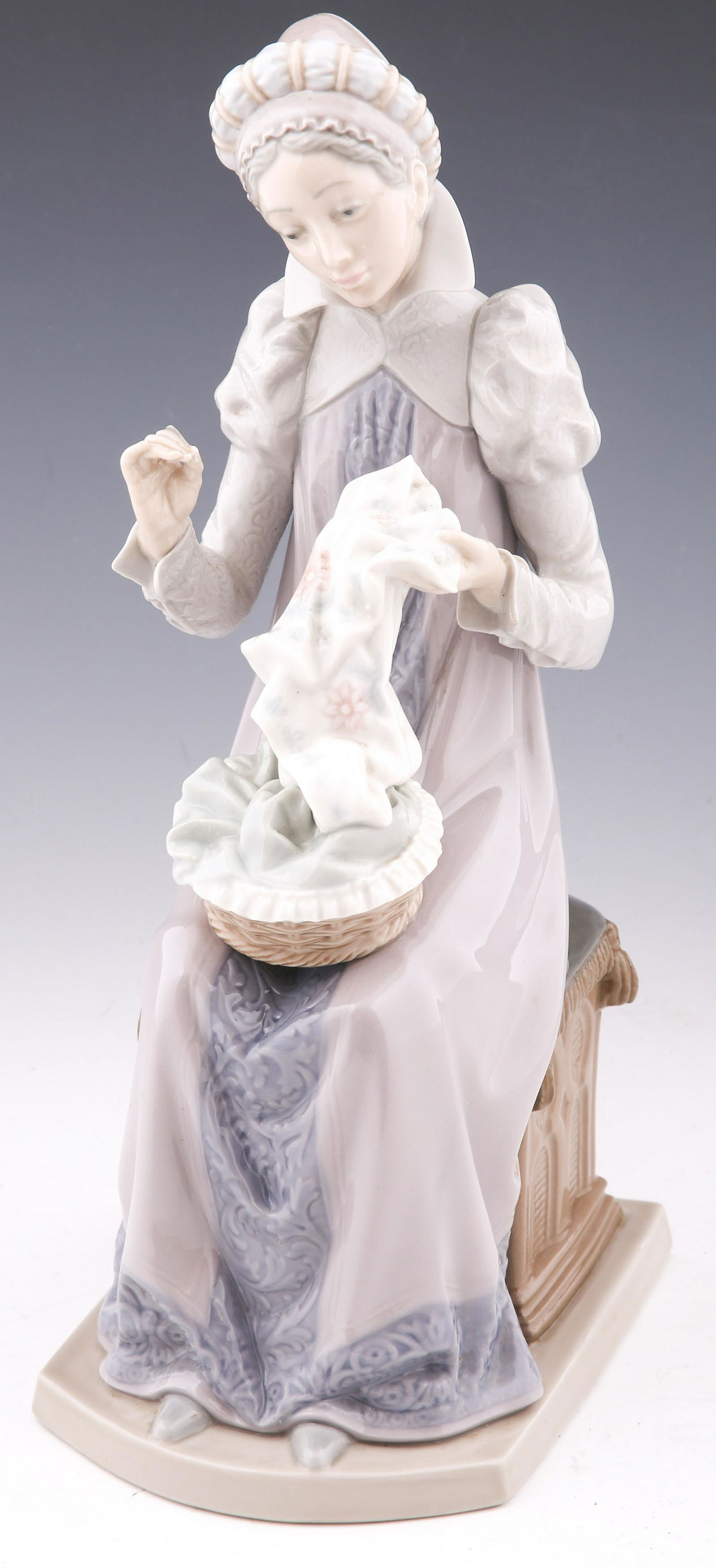 LLADRO PORCELAIN MEDIEVAL LADY EMBROIDERING FIGURINE (1 of 5)