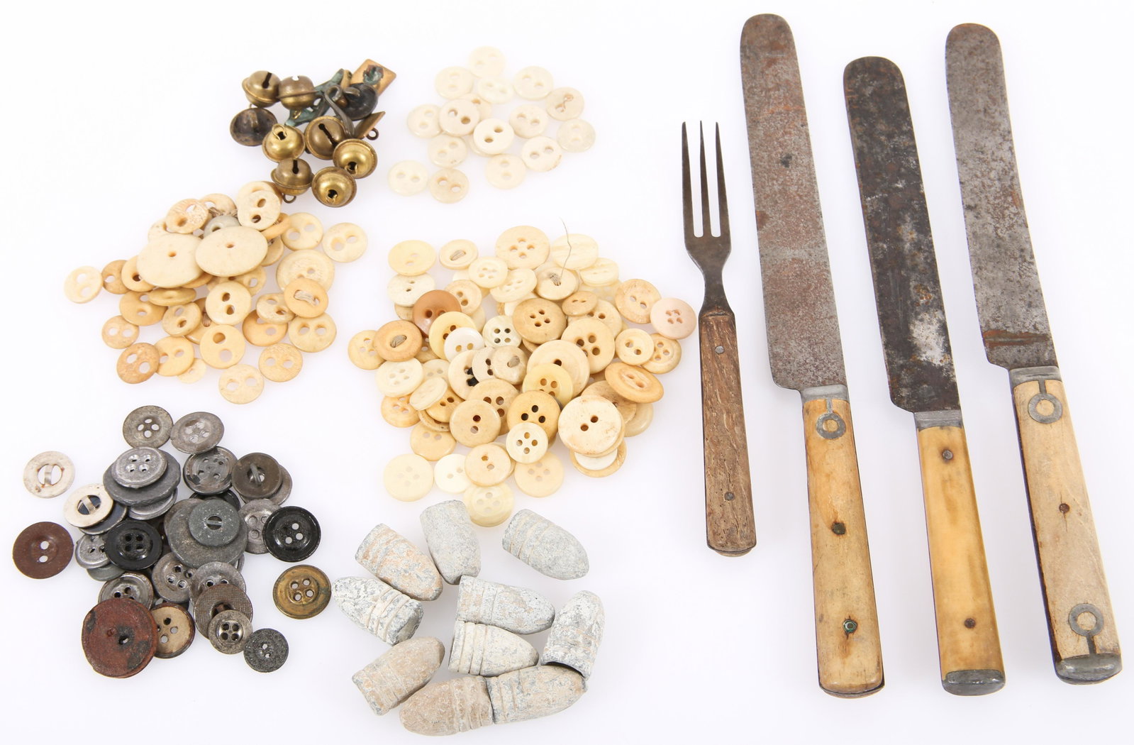 MID TO LATE 19TH C. BUTTONS, BULLETS, & CUTLERY LOT: MID TO LATE 19TH C. BUTTONS, BULLETS, & CUTLERY LOT Lot of mid to late 19th century American buttons, ground find bullets, and bone handled cutlery. Includes: 3 bone handled knives. Sizes range from 8