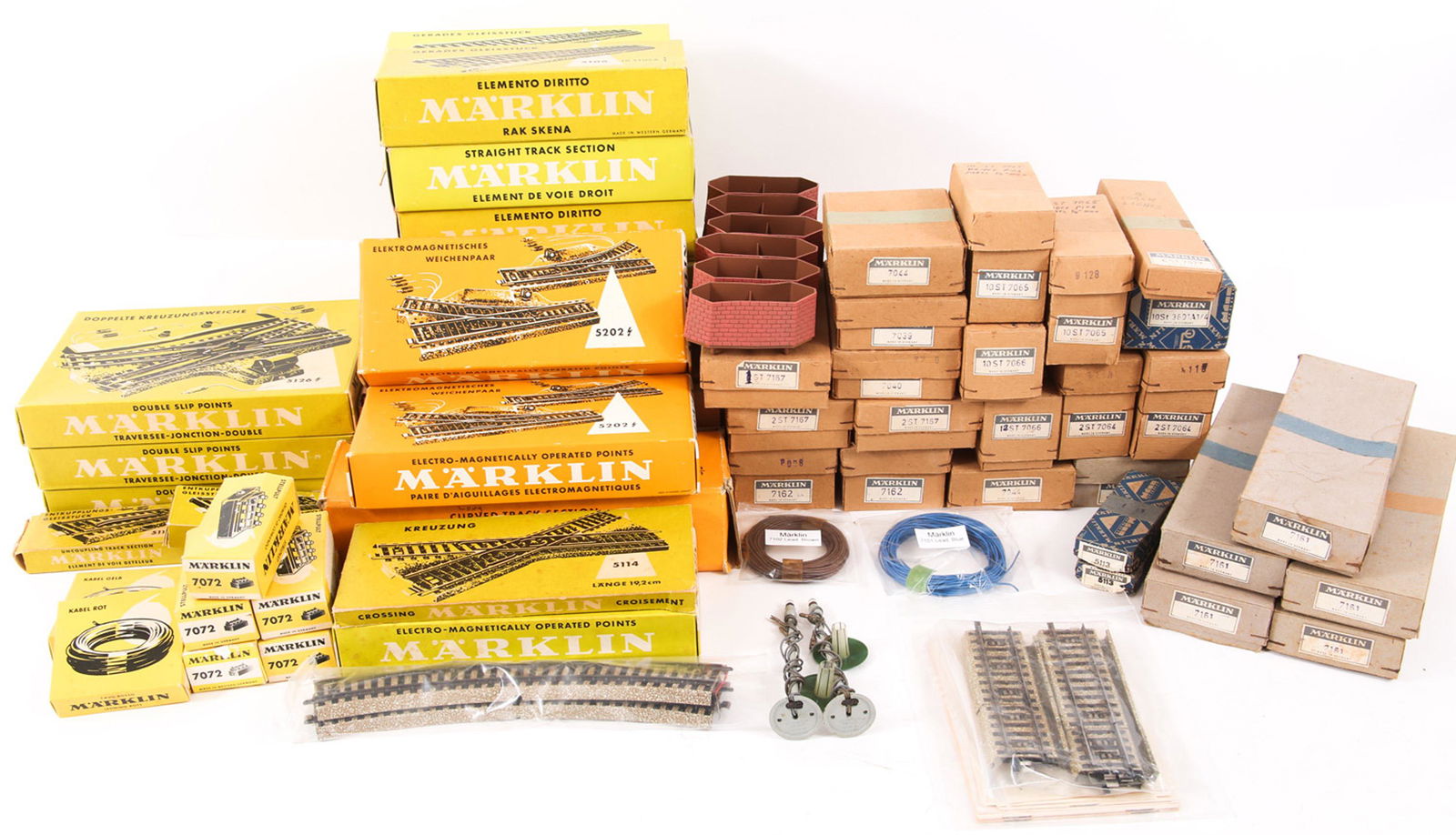 MARKLIN TRAIN TRACKS, SIGNALS AND MORE (1 of 13)