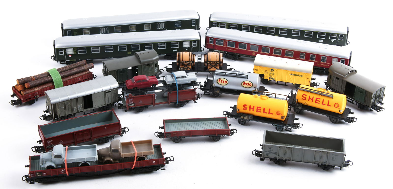 MARKLIN HO SCALE TRAINS - LOT OF 18: MARKLIN HO SCALE TRAINS - LOT OF 18 Lot of 18 Märklin HO scale trains in original boxes, including: 4023 (2), express coach. 4024, dining car. 4026, express train luggage van. 4501, tank wa