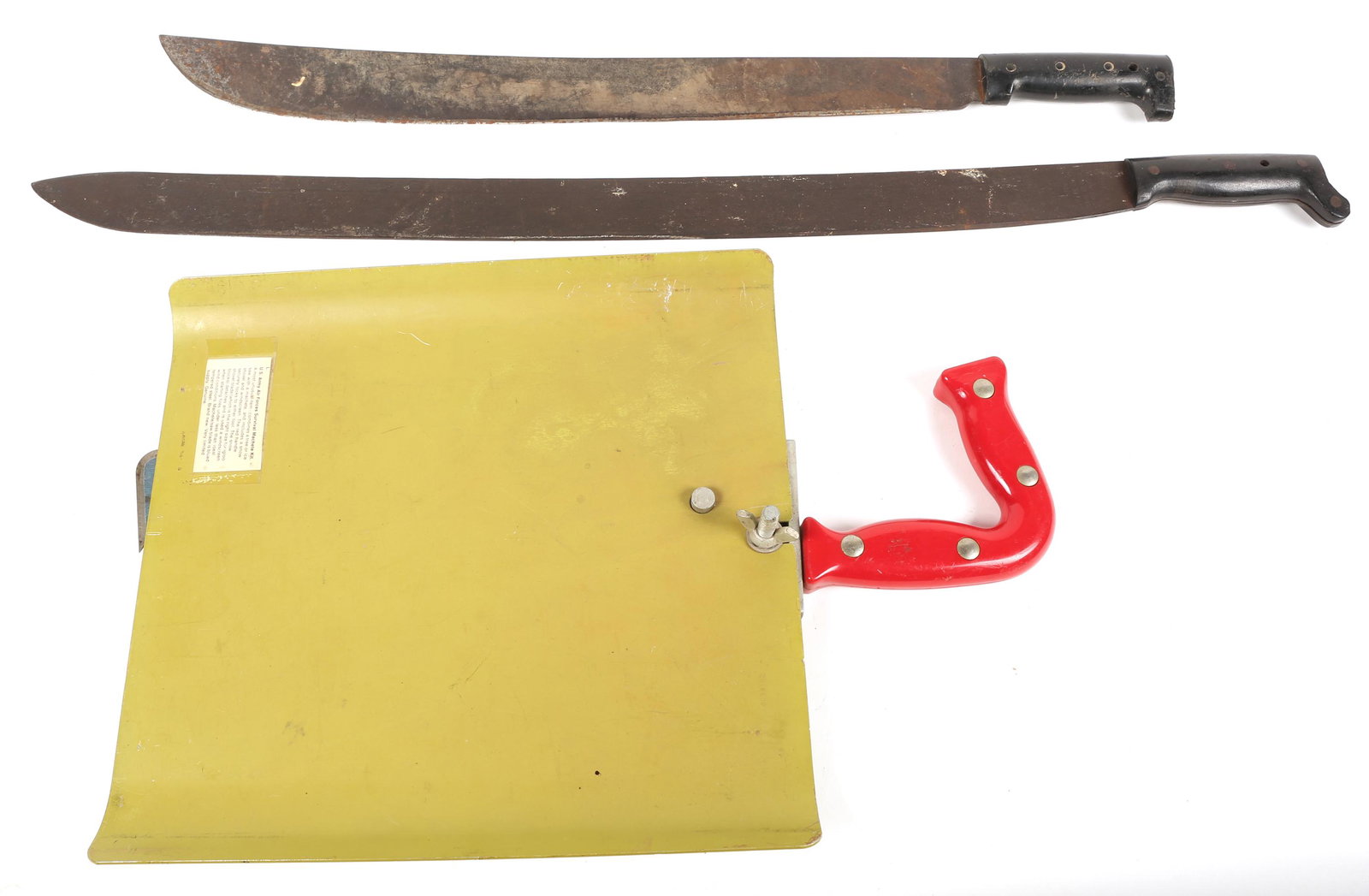 USAF SURVIVAL SAW & SNOW SHOVEL KIT & 2 MACHETES: USAF SURVIVAL SAW & SNOW SHOVEL KIT & 2 MACHETES Lot of 2 machetes and one USAF survival saw. Includes: United States Air Forces cold weather survival saw, machete, and snow shovel combination kit. F