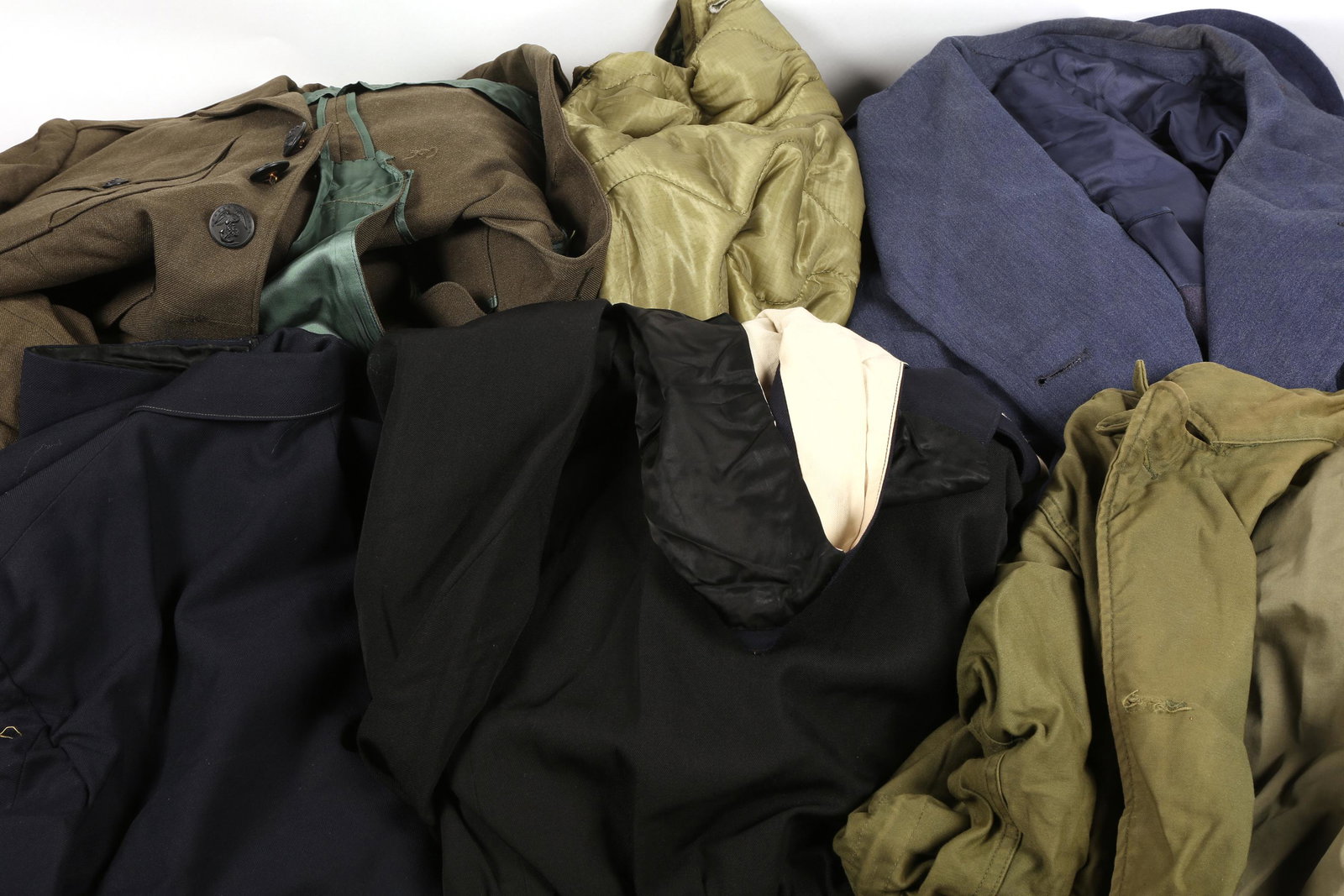 MILITARY UNIFORM DRESS COATS & JACKETS: MILITARY UNIFORM DRESS COATS & JACKETS Lot of 28 modern military coats and jackets from mixed branches. Sizes range from small to XL. 