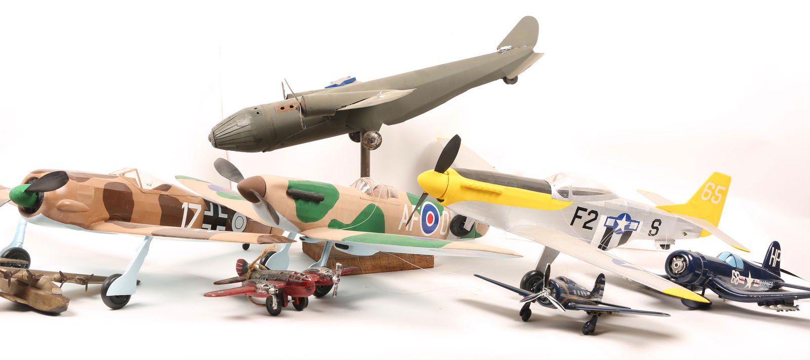 TOY AND MODEL AIRPLANE LOT OF 8 (1 of 10)