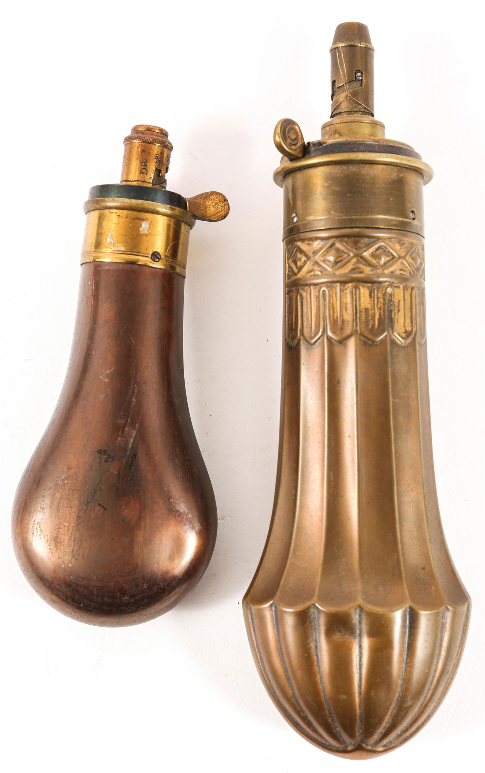 G & JW HAWKSLEY COPPER/BRASS POWDER FLASKS LOT OF TWO: G & JW HAWKSLEY COPPER/BRASS POWDER FLASKS LOT OF TWO Lot of 2 G & J.W. Hawksley 19th C. copper/brass powder flasks. Includes one plain and one fluted. Sizes of 5" and 7".