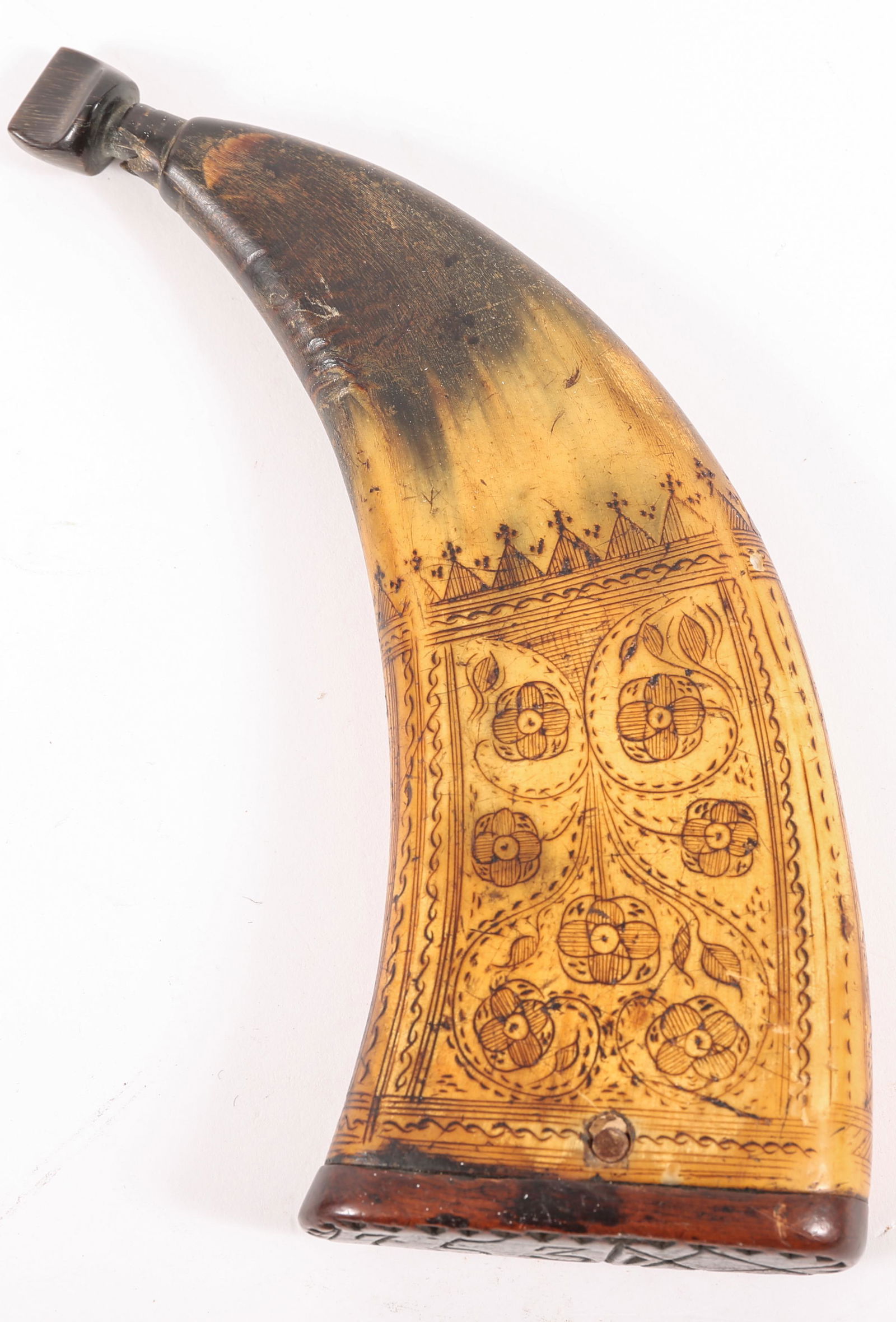 MID 18TH C. EUROPEAN CARVED HORN POWDER FLASK (1 of 4)
