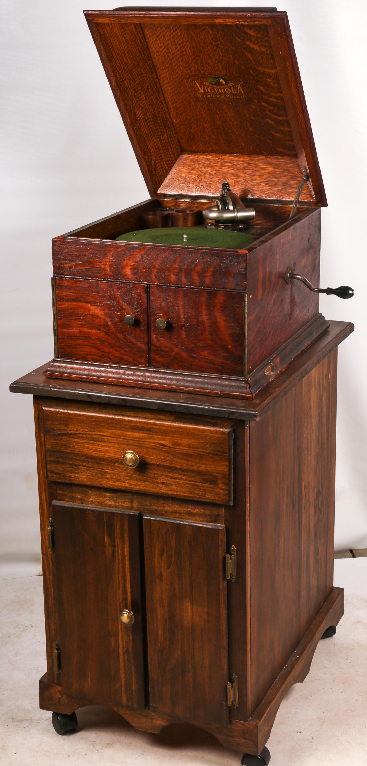 VICTOR TALKING MACHINE MODEL VV-VIII & WOOD CABINET (1 of 6)