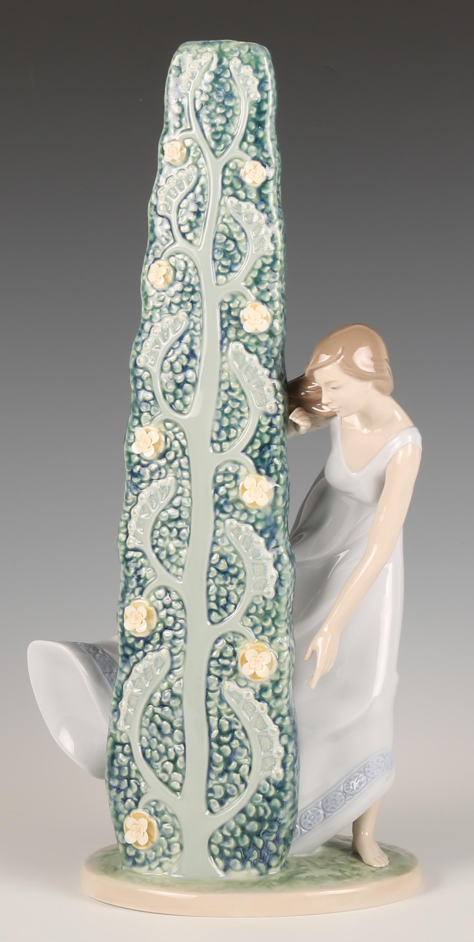 LLADRO PORCELAIN "SURPRISING NATURE" #8140 FIGURINE (1 of 6)