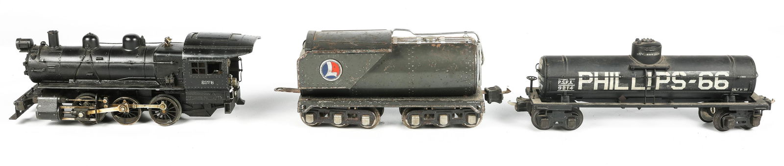 LIONEL O GAUGE MODEL TRAIN LOCOMOTIVE AND CARS (1 of 12)