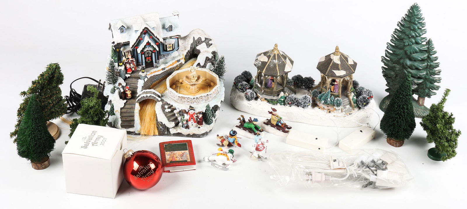 MODEL TRAIN MINIATURE CHRISTMAS VILLAGE (1 of 7)