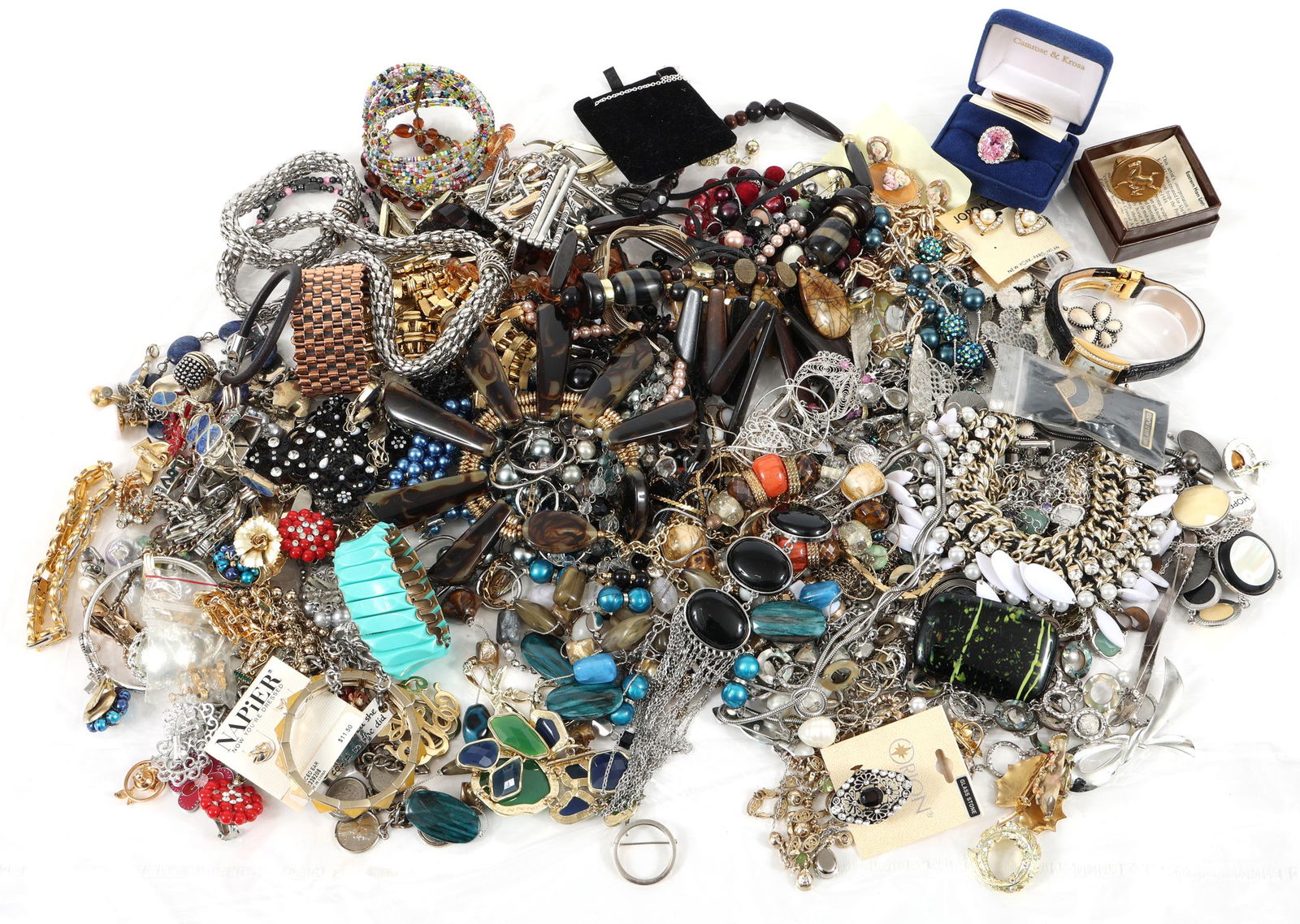 COSTUME JEWELRY NECKLACES, BRACELETS & MORE - 8 LBS (1 of 7)