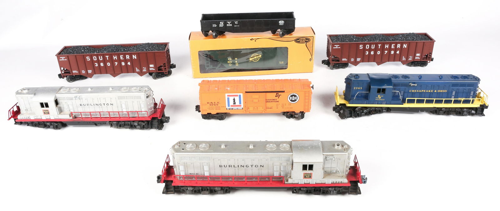 LIONEL O GAUGE MODEL TRAIN LOCOMOTIVES & CARS (1 of 6)