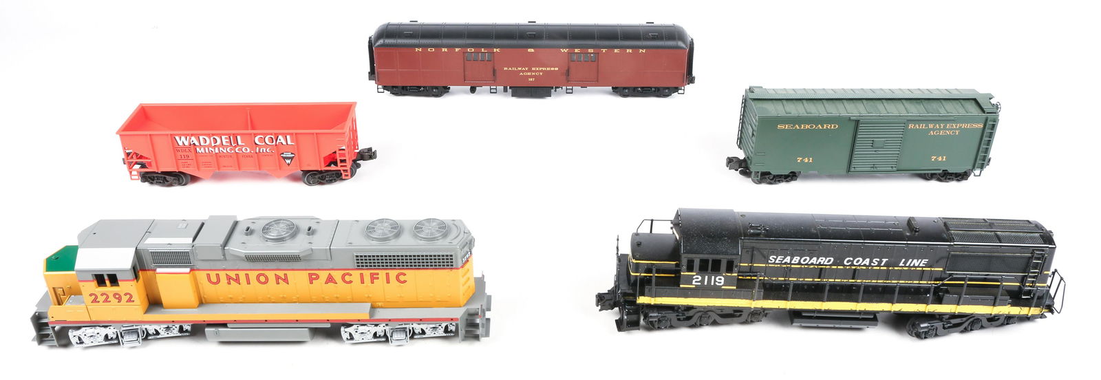 O GAUGE MODEL TRAIN LOCOMOTIVES & CARS - LOT OF 5 (1 of 6)