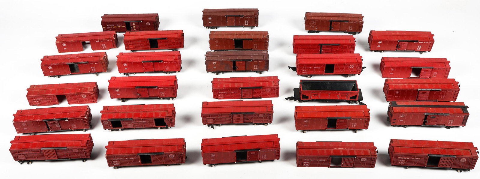 AMERICAN FLYER S GAUGE BOX CAR MODEL TRAINS - LOT OF 28 (1 of 4)