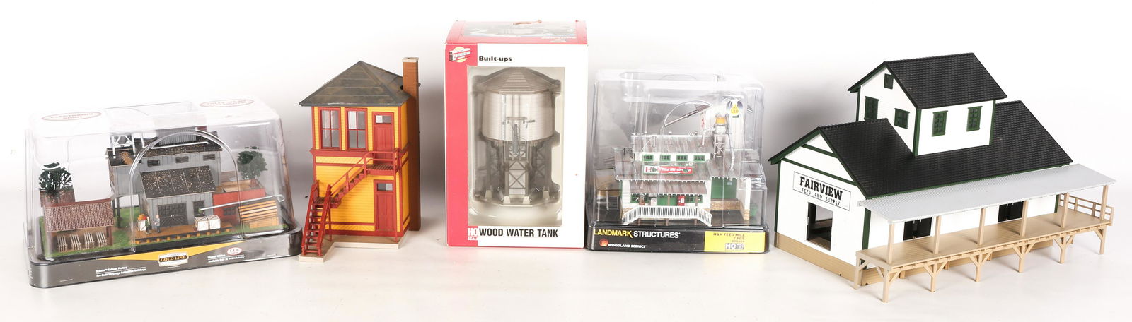 MODEL TRAIN VILLAGE STRUCTURES - LOT OF 5 (1 of 5)