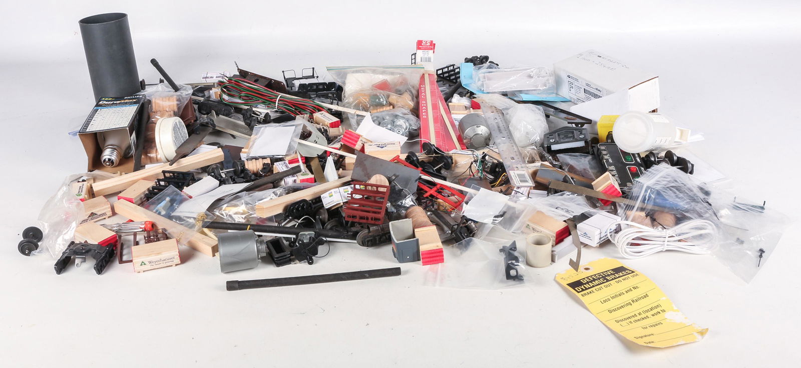 MODEL TRAIN & BUILDINGS PARTS & PIECES BONANZA LOT (1 of 3)