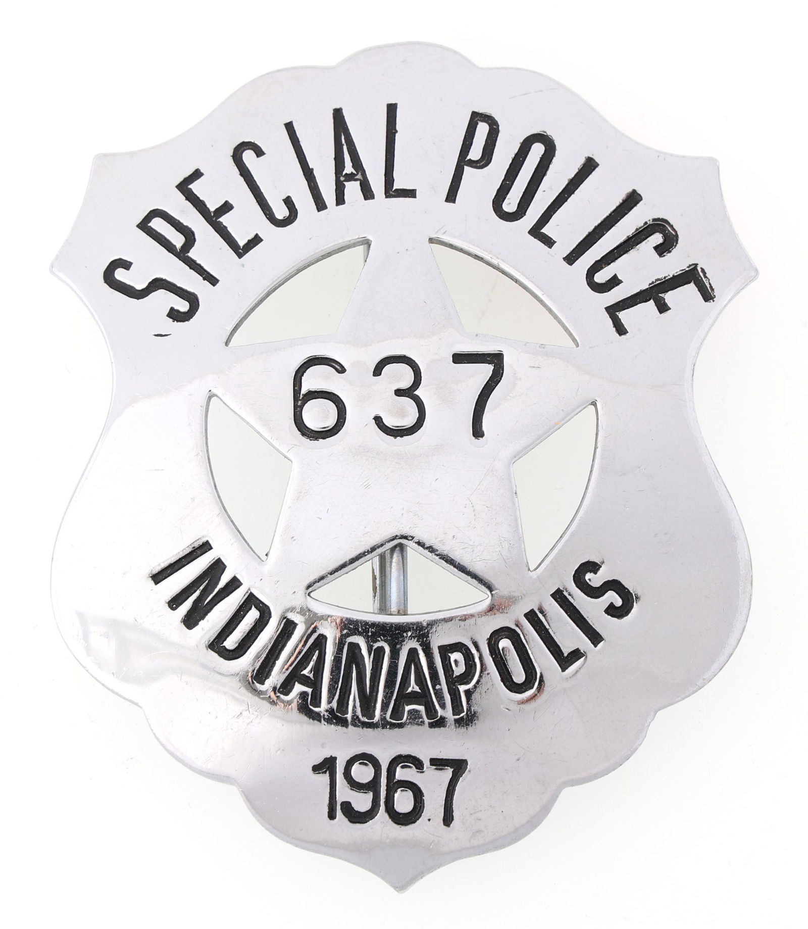 1967 INDIANAPOLIS INDIANA SPECIAL POLICE BADGE NO. 637: 1967 INDIANAPOLIS INDIANA SPECIAL POLICE BADGE NO. 637 Obsolete Indianapolis, Indiana, Special Police badge. Number 637. Dated 1967. Unmarked. Measurements: 2.25 x 2.75"