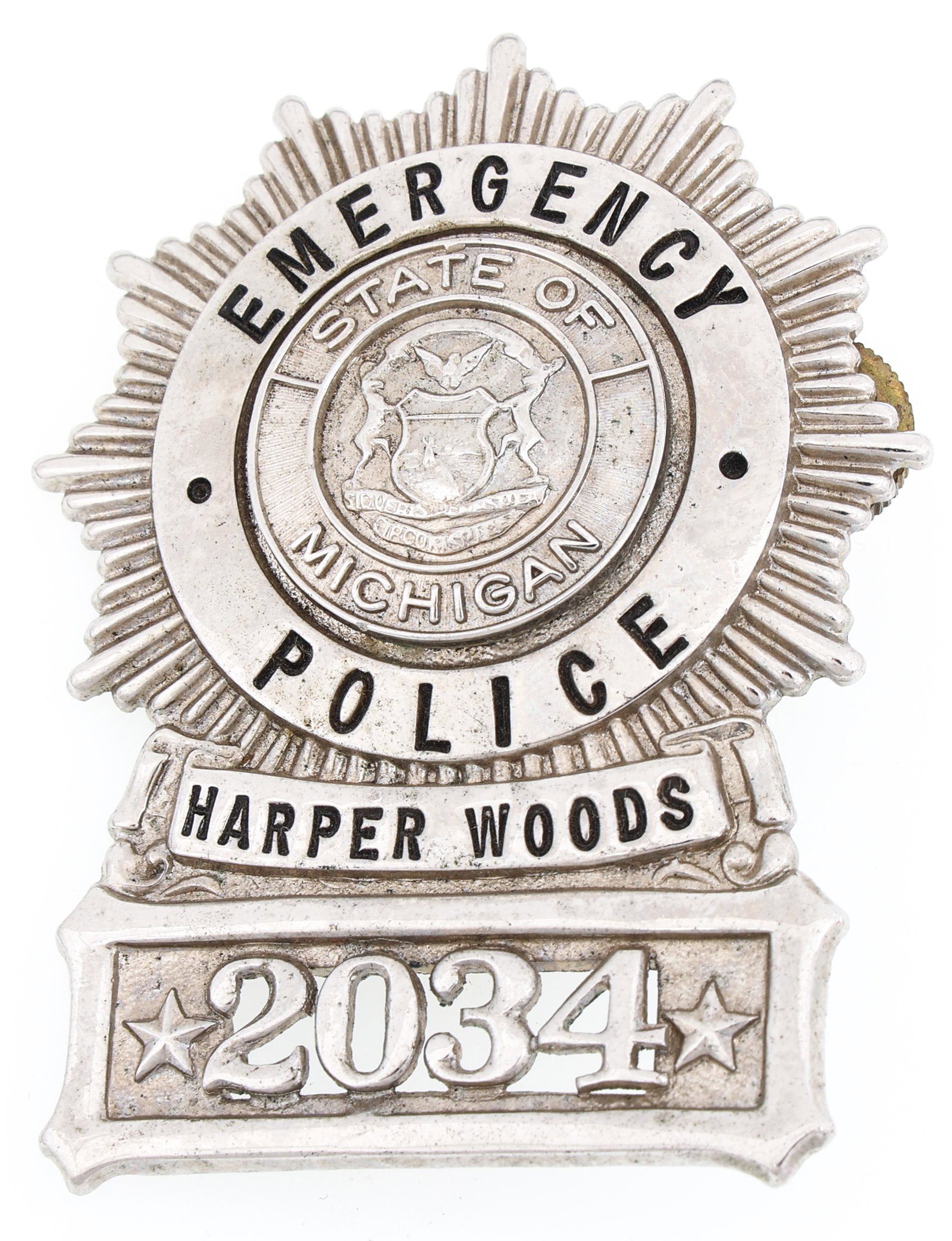 HARPER WOODS MI EMERGENCY POLICE CAP BADGE NO. 2034: HARPER WOODS MI EMERGENCY POLICE CAP BADGE NO. 2034 Obsolete Harper Woods, Michigan Emergency Police cap badge. Number 2034. Unmarked. Measurements: 1.75 x 2.25"