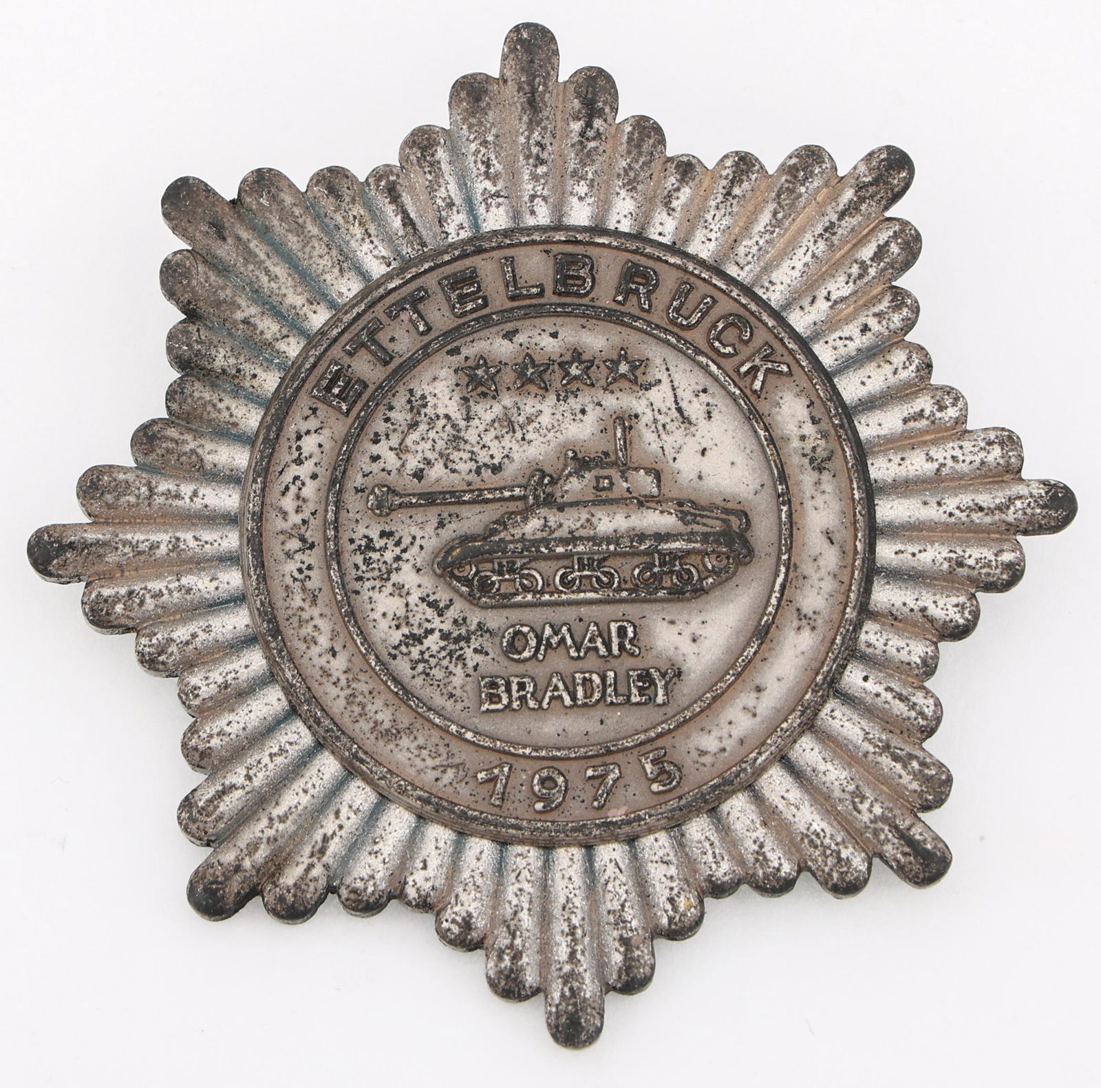 1975 ETTELBRUCK OMAR BRADLEY BADGE: 1975 ETTELBRUCK OMAR BRADLEY BADGE Obsolete Ettelbruck Omar Bradley badge. Date 1975 present on badge. Marked Longuich Trier on reverse. Measurements: 2.5 X 2.5"