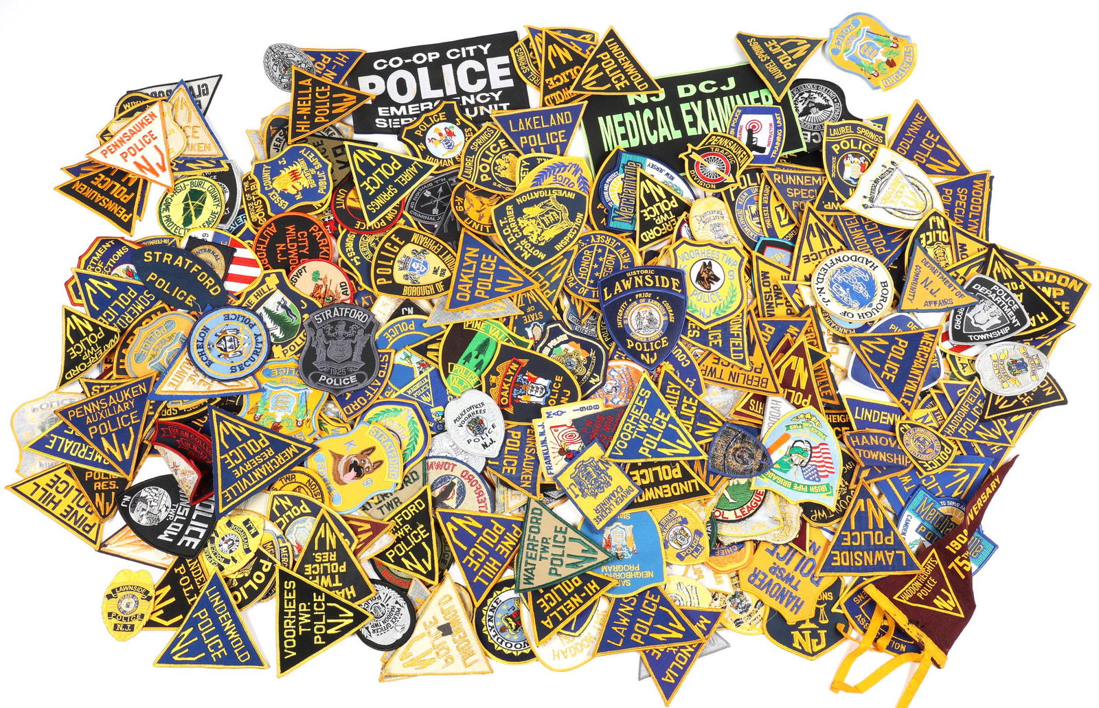 NEW JERSEY POLICE & LAW ENFORCEMENT PATCHES LOT OF 200+: NEW JERSEY POLICE & LAW ENFORCEMENT PATCHES LOT OF 200+ Over 200 obsolete New Jersey Police and Law Enforcement patches. Includes City, Town, and Municipality patches. Measurements: Varied