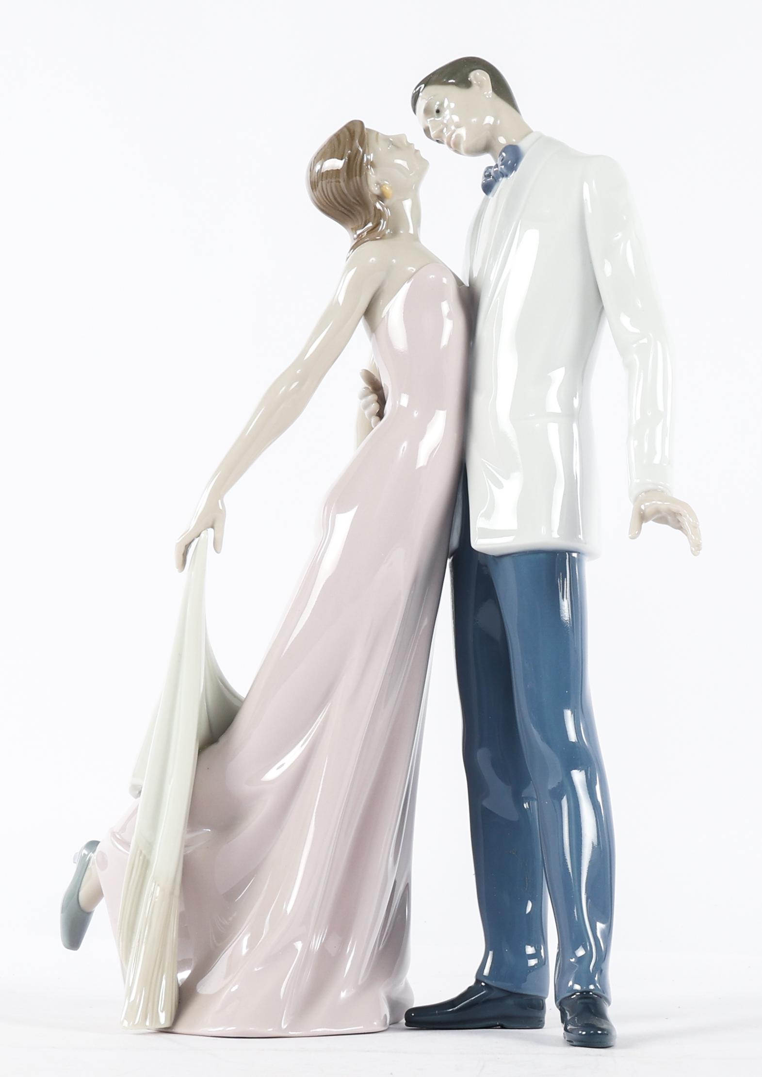 LLADRO PORCELAIN "HAPPY ANNIVERSARY" 6475 FIGURINE (1 of 5)