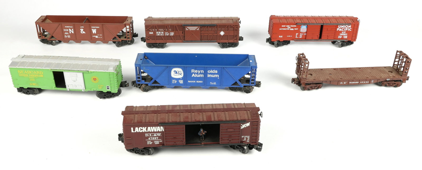 LIONEL O GAUGE MODEL TRAIN CAR - LOT OF 7: LIONEL O GAUGE MODEL TRAIN CAR - LOT OF 7 Lionel O-Gauge model train cars - lot of 7, includes: Reynolds Aluminum hopper 9260 Union Pacific boxcar 16261 Seaboard 15500 boxcar Erie catt