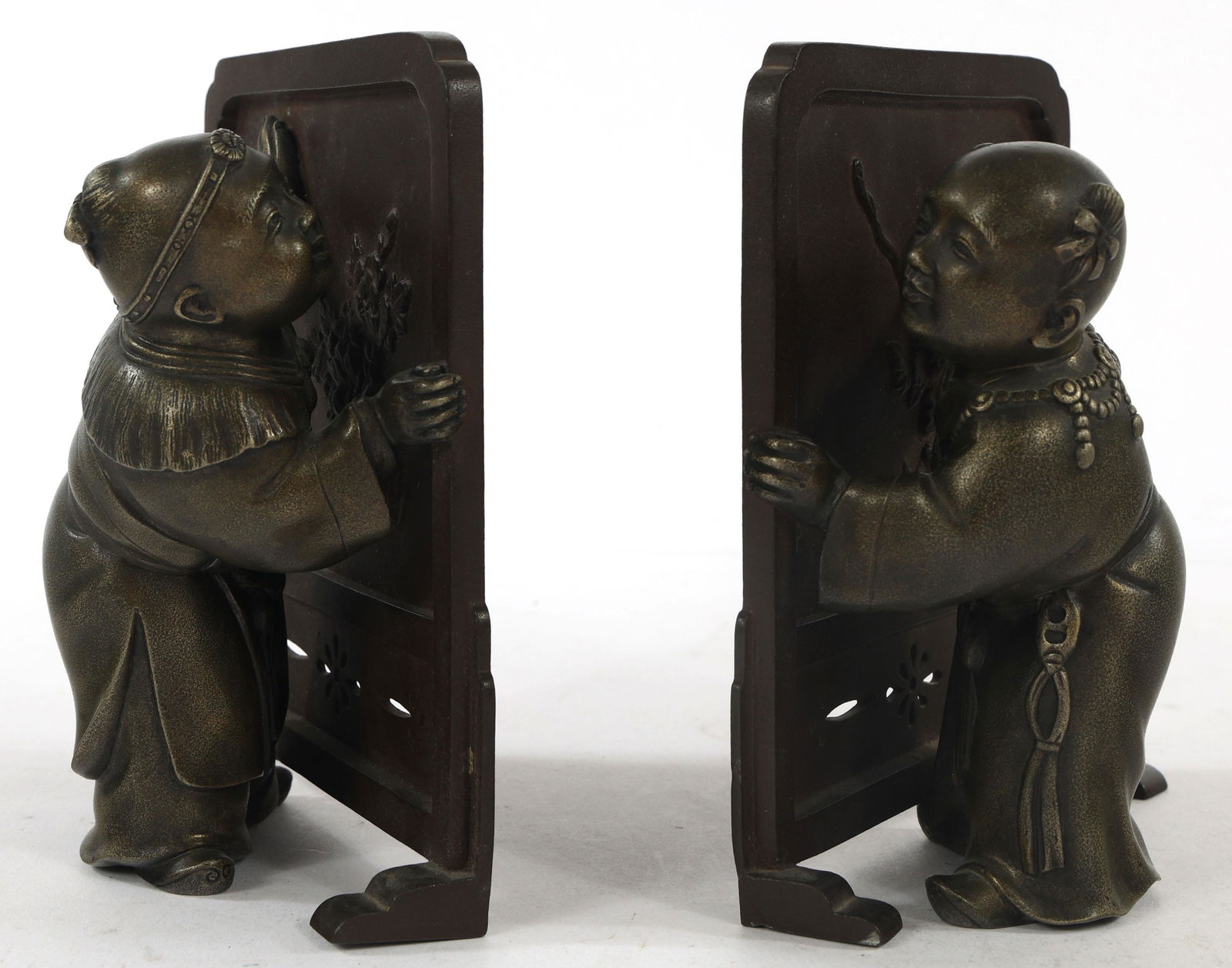 BRONZE BOOKENDS OF CHINESE CHILDREN: BRONZE BOOKENDS OF CHINESE CHILDREN Bronze bookends, each with a child in traditional Chinese attire, peeking around the edge. Made in Japan. Size: 7 x 6"