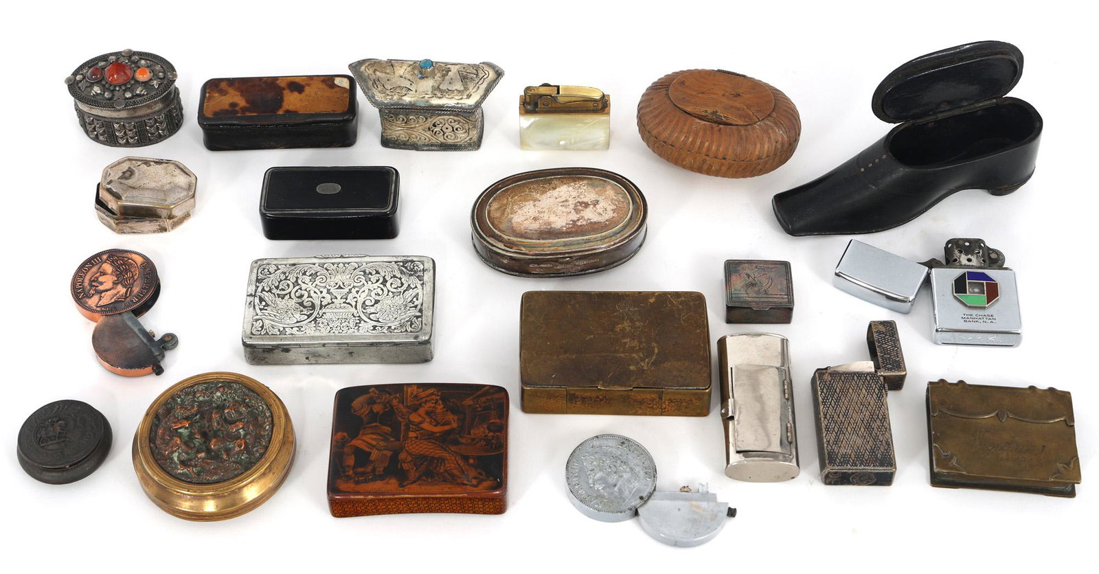 SNUFF BOXES & LIGHTERS - WOOD, BRASS, NICKEL: SNUFF BOXES & LIGHTERS - WOOD, BRASS, NICKEL Snuff boxes and lighters. Materials include: Brass Nickel Silverplated Lacquered wood