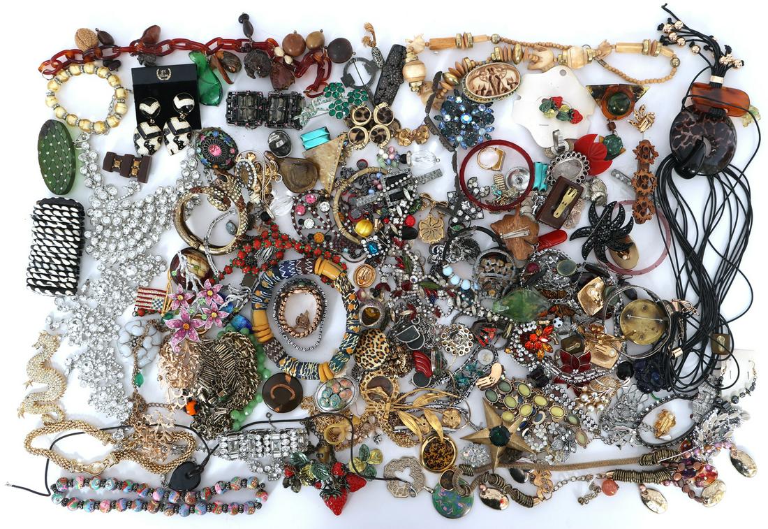COSTUME JEWELRY NECKLACES, BROOCHES, BRACELETS (1 of 6)