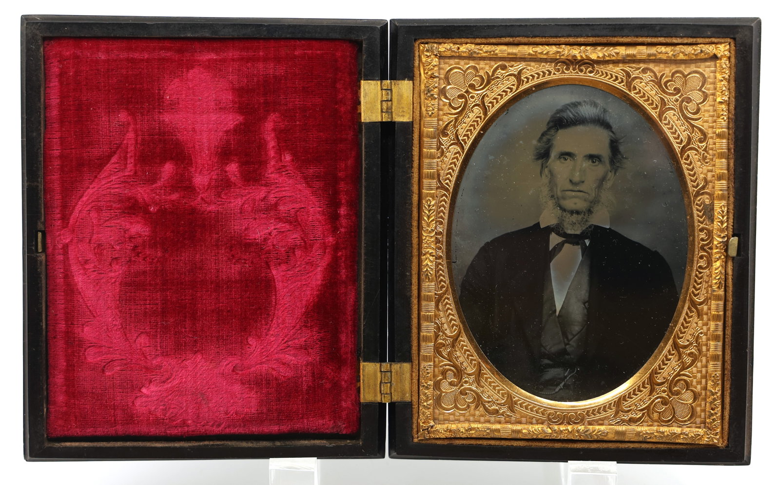 1/4 PLATE DAGUERREOTYPE IMAGE PORTRAIT OF MAN: 1/4 PLATE DAGUERREOTYPE IMAGE PORTRAIT OF MAN 1/4 plate daguerreotype image depicting a portrait of an older man in a black coat, vest, bow-string tie, and tall white shirt collars. Gutta-percha case 