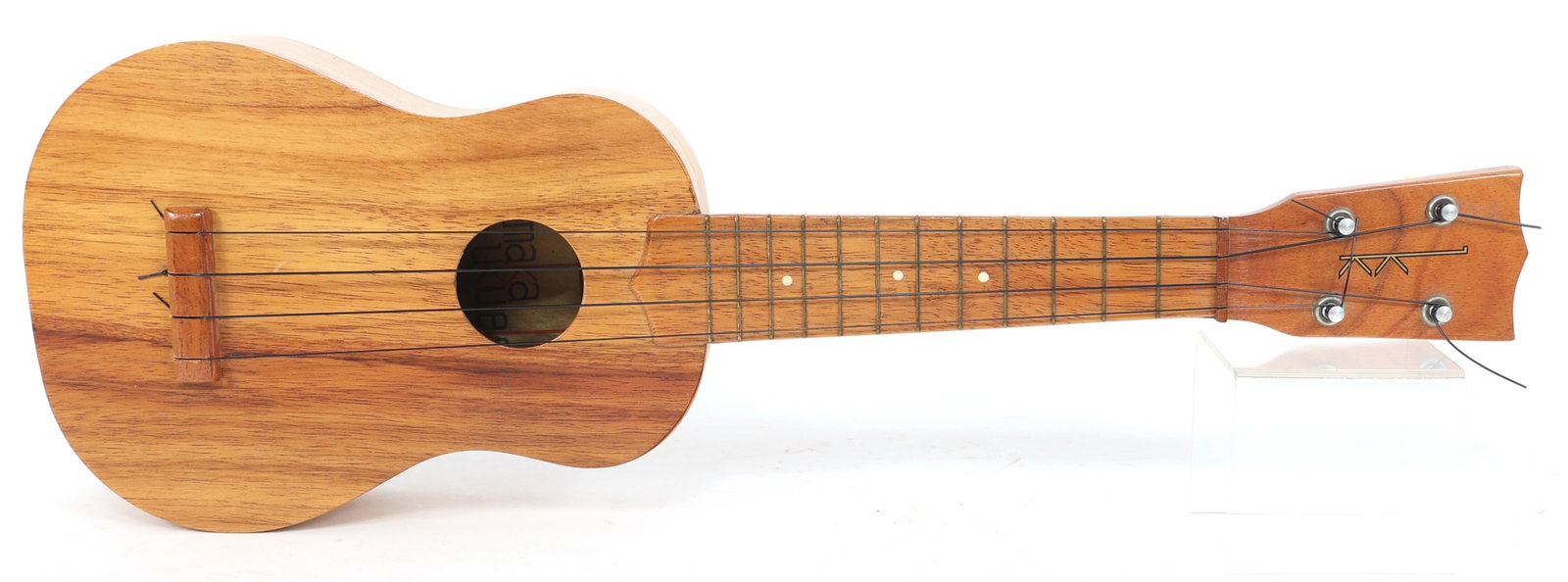 MID-20TH C. KAMAKA 4-STRING UKULELE MADE IN HAWAII: MID-20TH C. KAMAKA 4-STRING UKULELE MADE IN HAWAII Mid-20th century Kamaka 4-string ukulele. Made in Hawaii. Includes hardshell case. Size: 20.5 x 7"