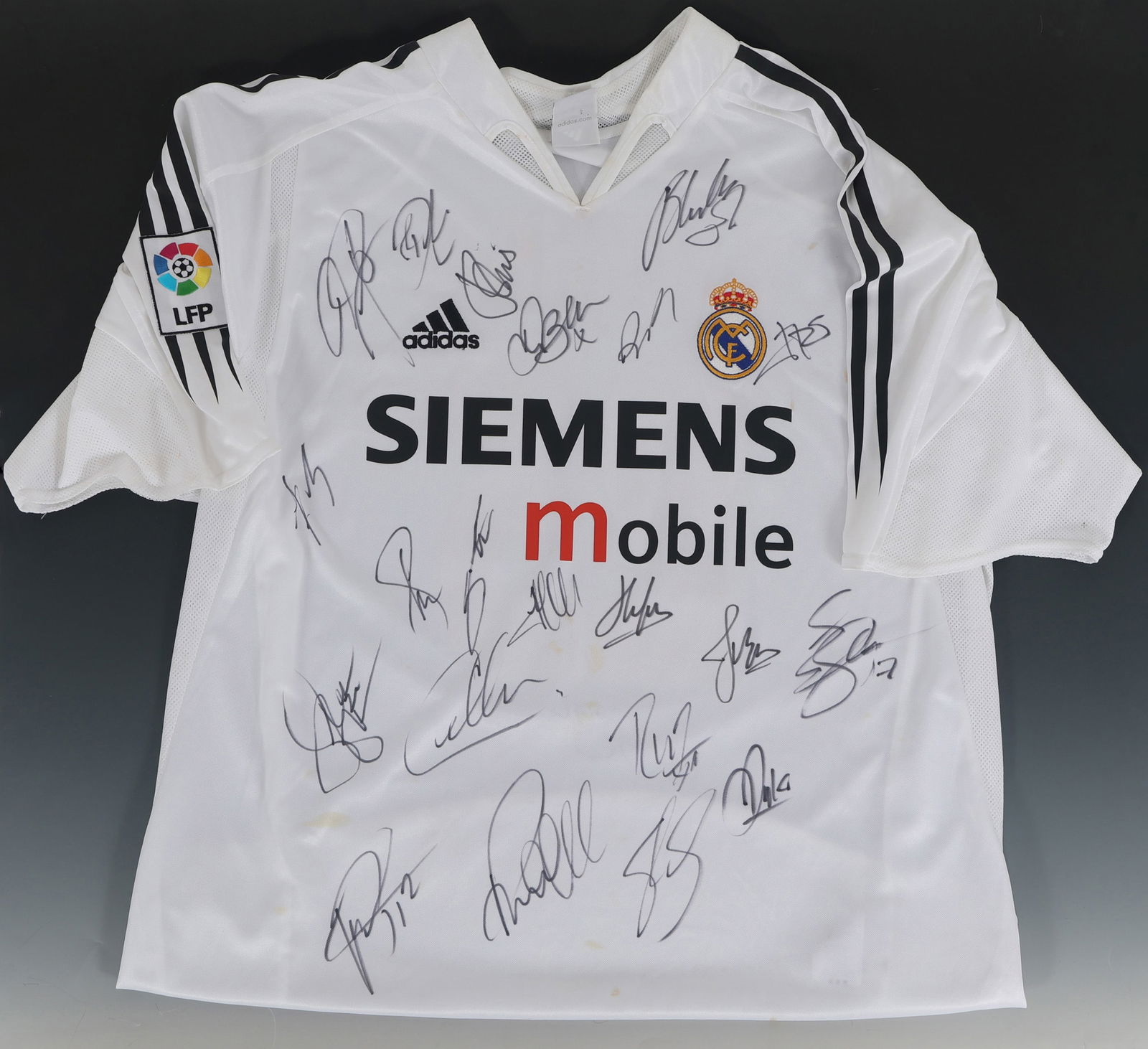 2004/05 REAL MADRID BECKHAM SQUAD SIGNED SOCCER JERSEY (1 of 6)
