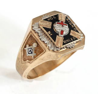 14K YELLOW GOLD KNIGHTS TEMPLAR MASONIC SIGNET RING: 14K YELLOW GOLD KNIGHTS TEMPLAR MASONIC SIGNET RING14K yellow gold Knights Templar Masonic signet ring:Cross in crown symbol with enamel accentsThe slogan "In Hoc Signo Vinces"Enameled circle with