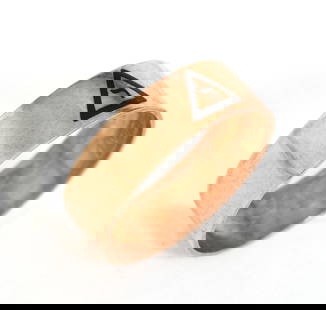 10K YELLOW GOLD 14TH DEGREE SCOTTISH RITE MASONIC RING: 10K YELLOW GOLD 14TH DEGREE SCOTTISH RITE MASONIC RING 10K yellow gold 14th Degree Scottish Rite Masonic ring with an enamel symbol on the exterior and the phrase "Virtus junxit mors no