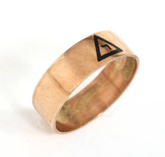 10K YELLOW GOLD 14TH DEGREE SCOTTISH RITE MASONIC RING: 10K YELLOW GOLD 14TH DEGREE SCOTTISH RITE MASONIC RING10K yellow gold 14th Degree Scottish Rite Masonic ring with an enamel symbol on the exterior and the phrase "Virtus junxit mors