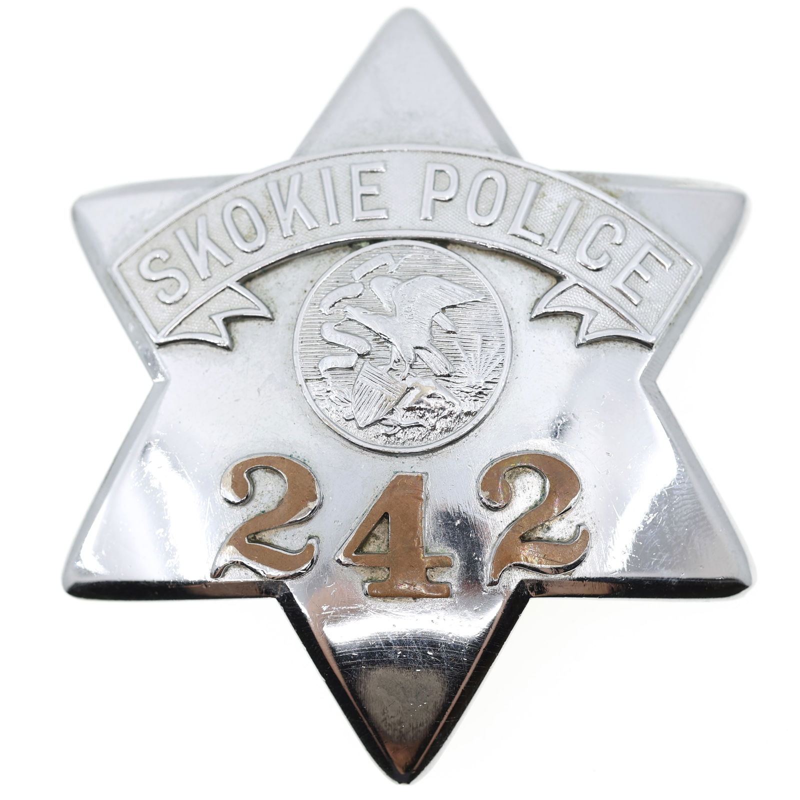 SKOKIE ILLINOIS POLICE PIE PLATE BADGE NO. 242: SKOKIE ILLINOIS POLICE PIE PLATE BADGE NO. 242 Obsolete Skokie, Illinois Police pie plate badge, No. 242. Marked C.H. Hanson Co. Chicago on reverse. Measurements: 3.5 x 3"