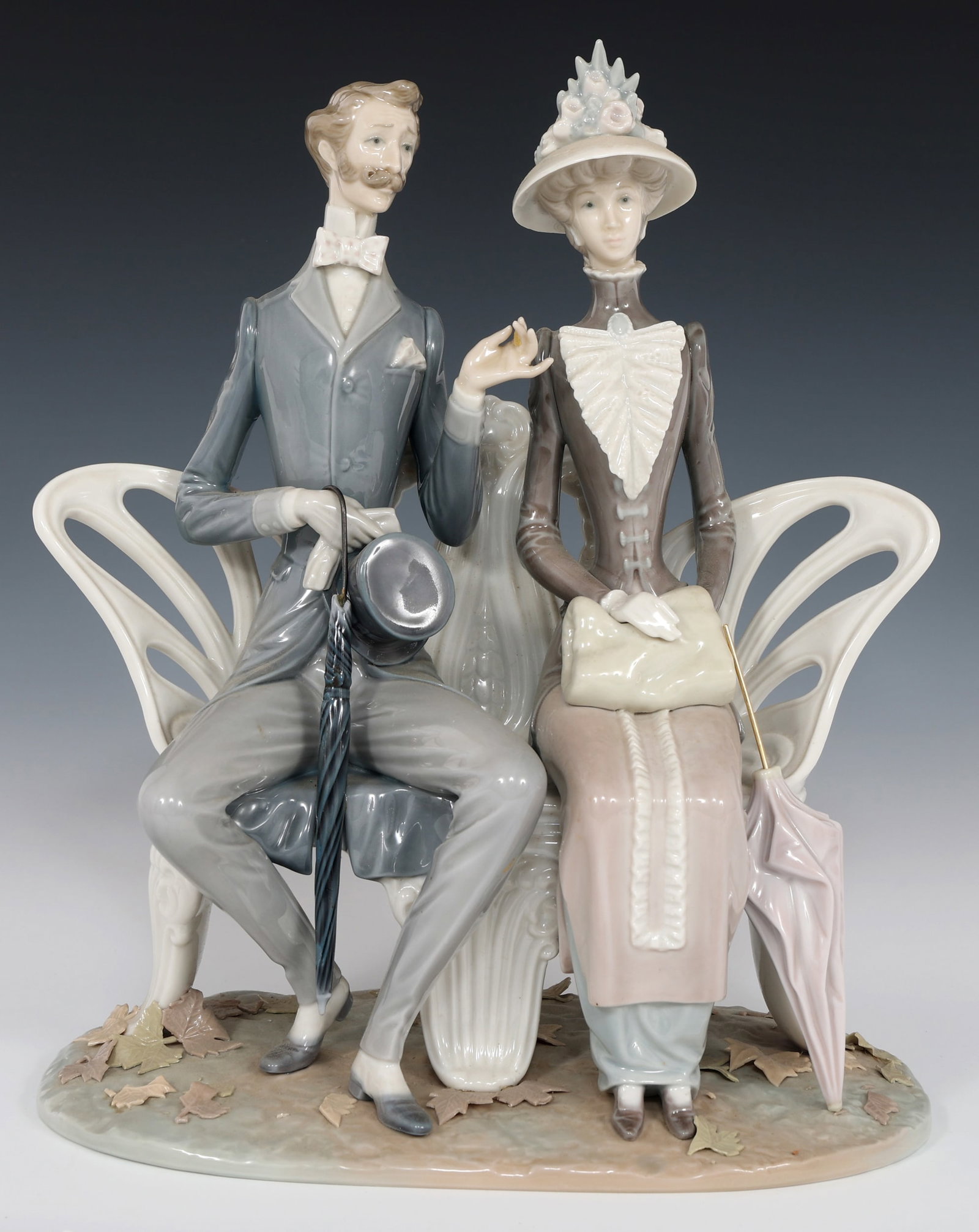 LLADRO LOVERS IN THE PARK PORCELAIN FIGURINE 1274: LLADRO LOVERS IN THE PARK PORCELAIN FIGURINE 1274 Lladro "Lovers in the Park" porcelain figurine #1274. Size: 12 x 10"